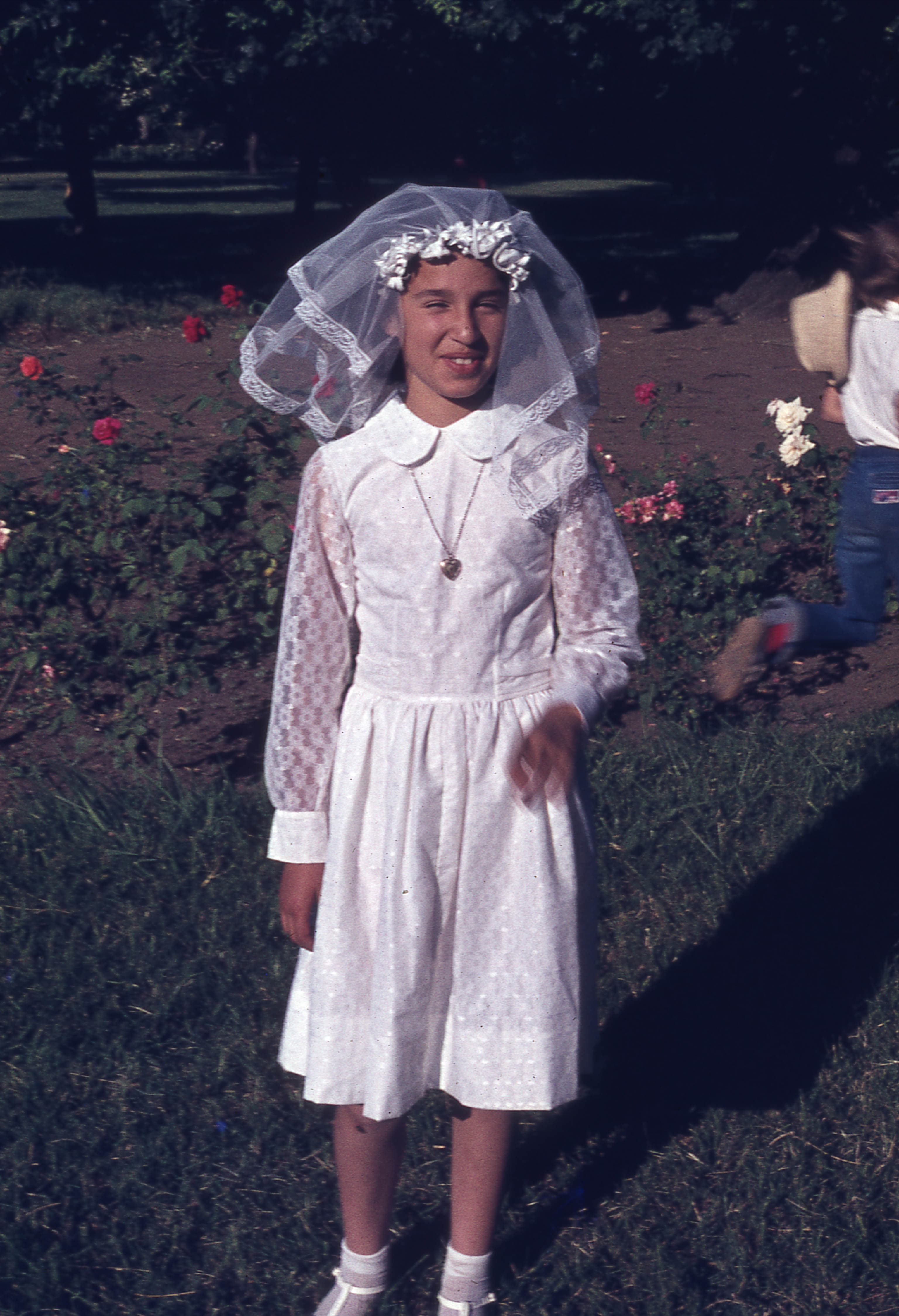 Niña en el día de su primera comunión, 1975