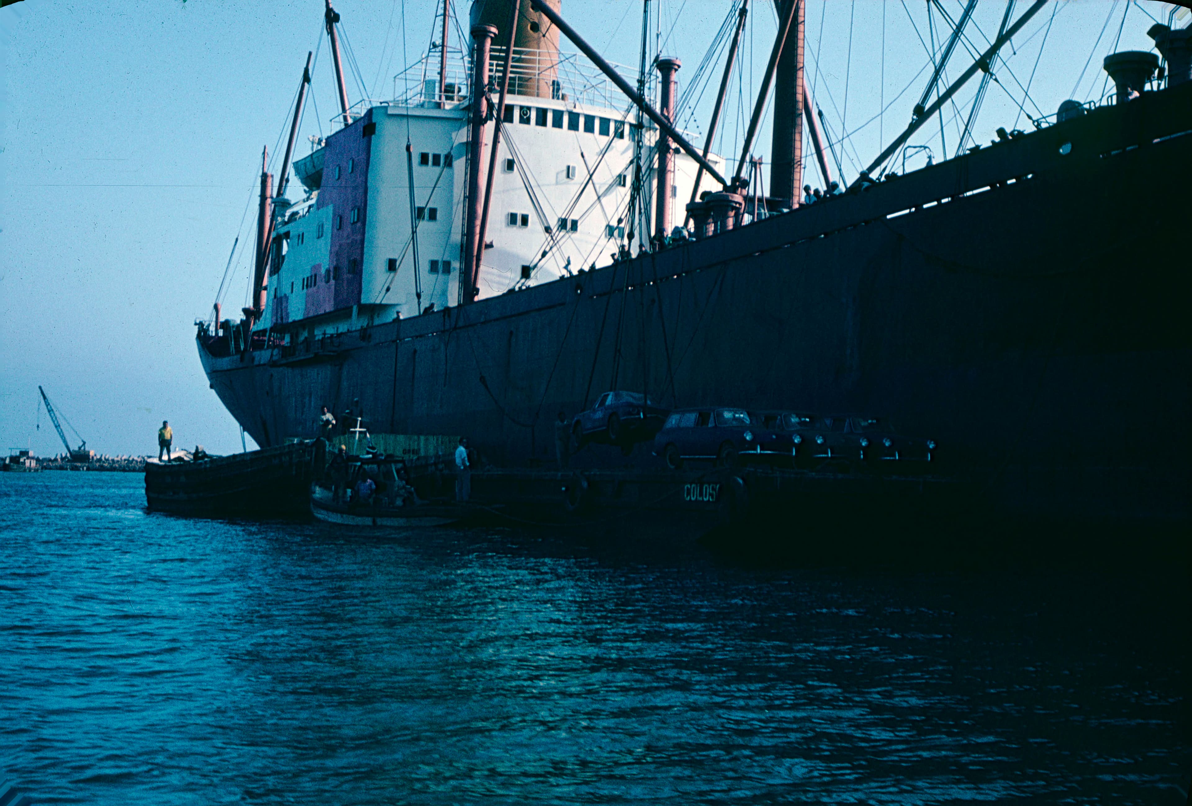 Descarga de automóviles en algún puerto, 1964