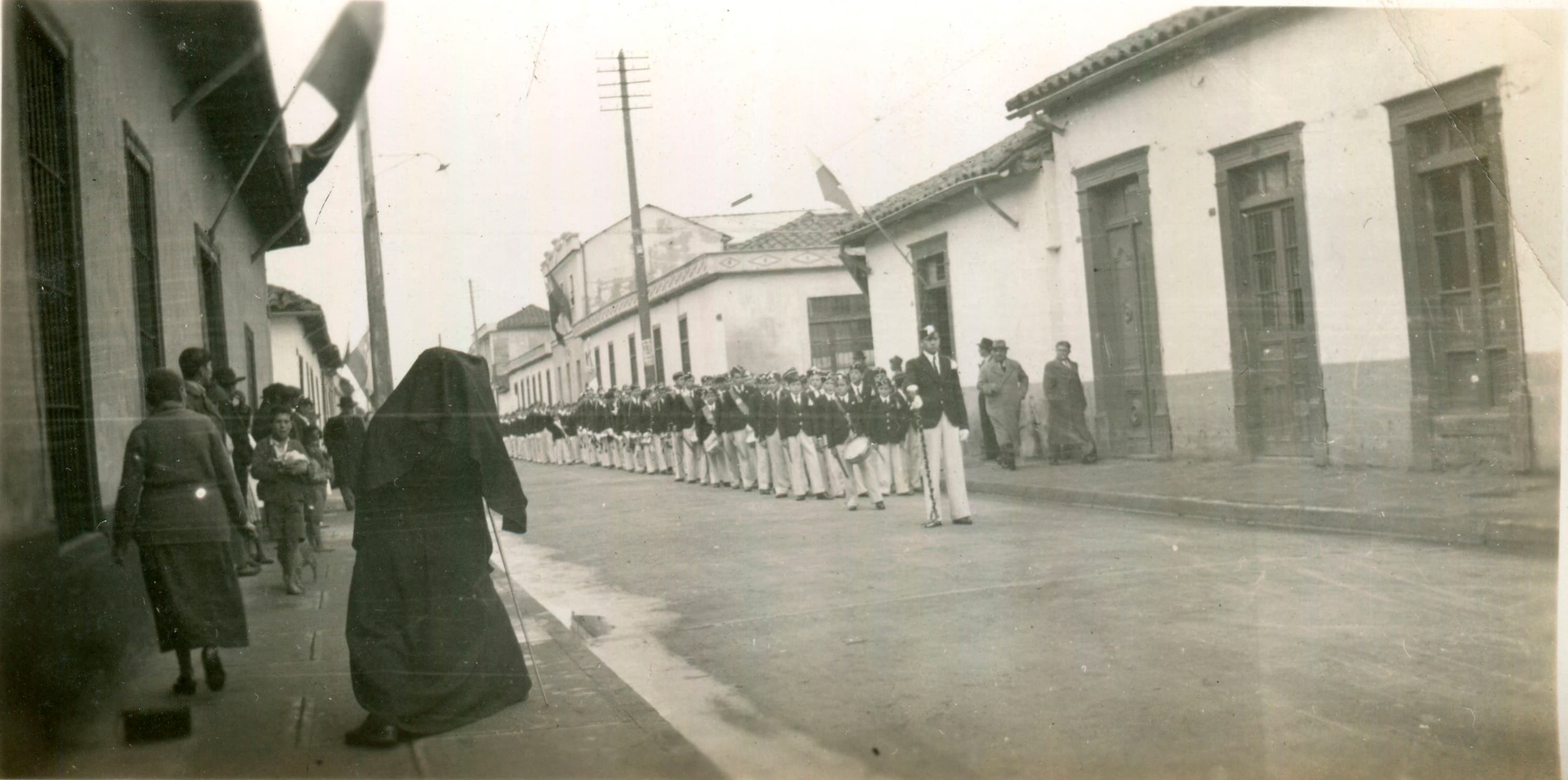 Desfile en lugar sin identificar, ca. 1950