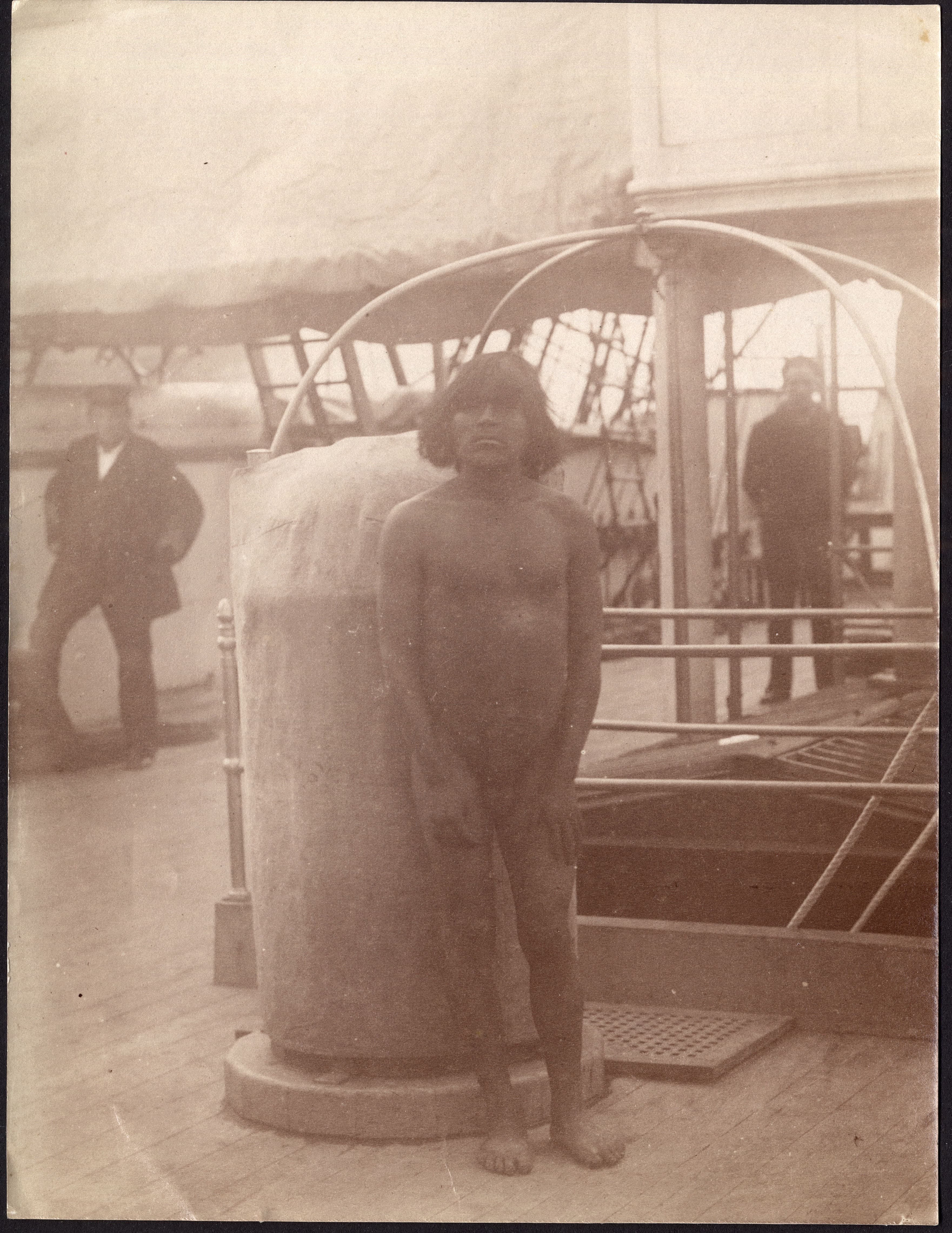 Hombre Kawésqar en barco Vanadium, ca. 1894