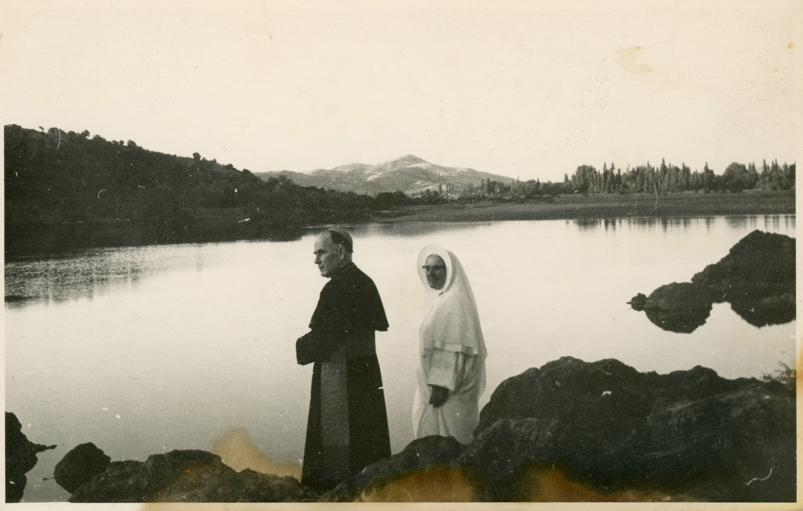 Cardenal Silva Henriquez y Madre Provincial de los SSCC, Atardecer Río Loncomilla, 1963