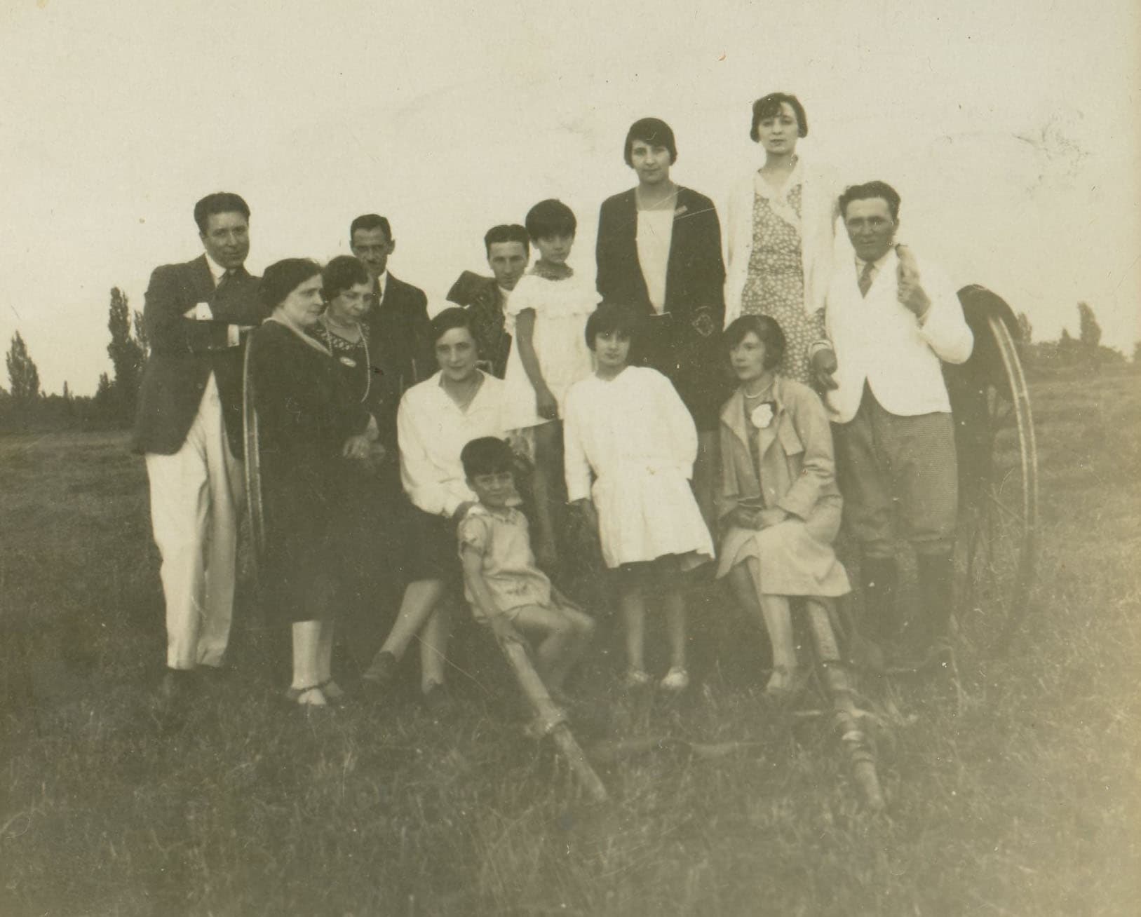 Grupo familiar en una carreta, ca. 1920