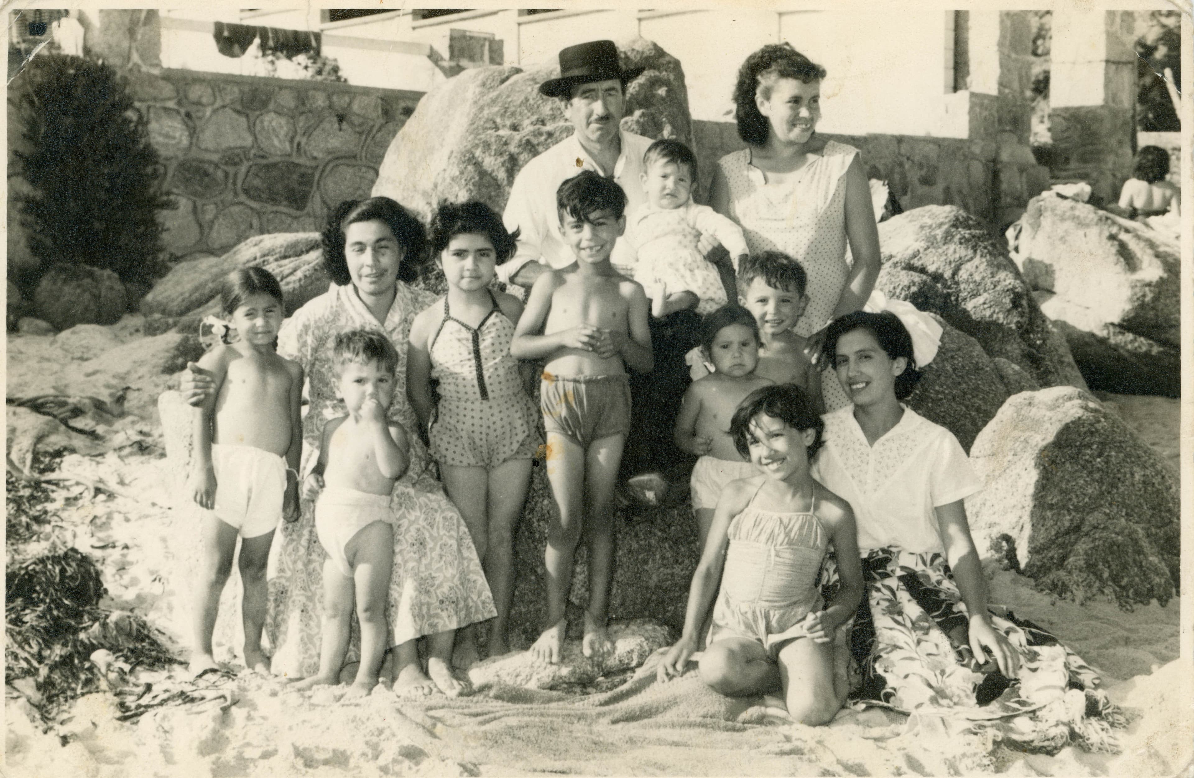 Familia en una Playa, ca. 1965