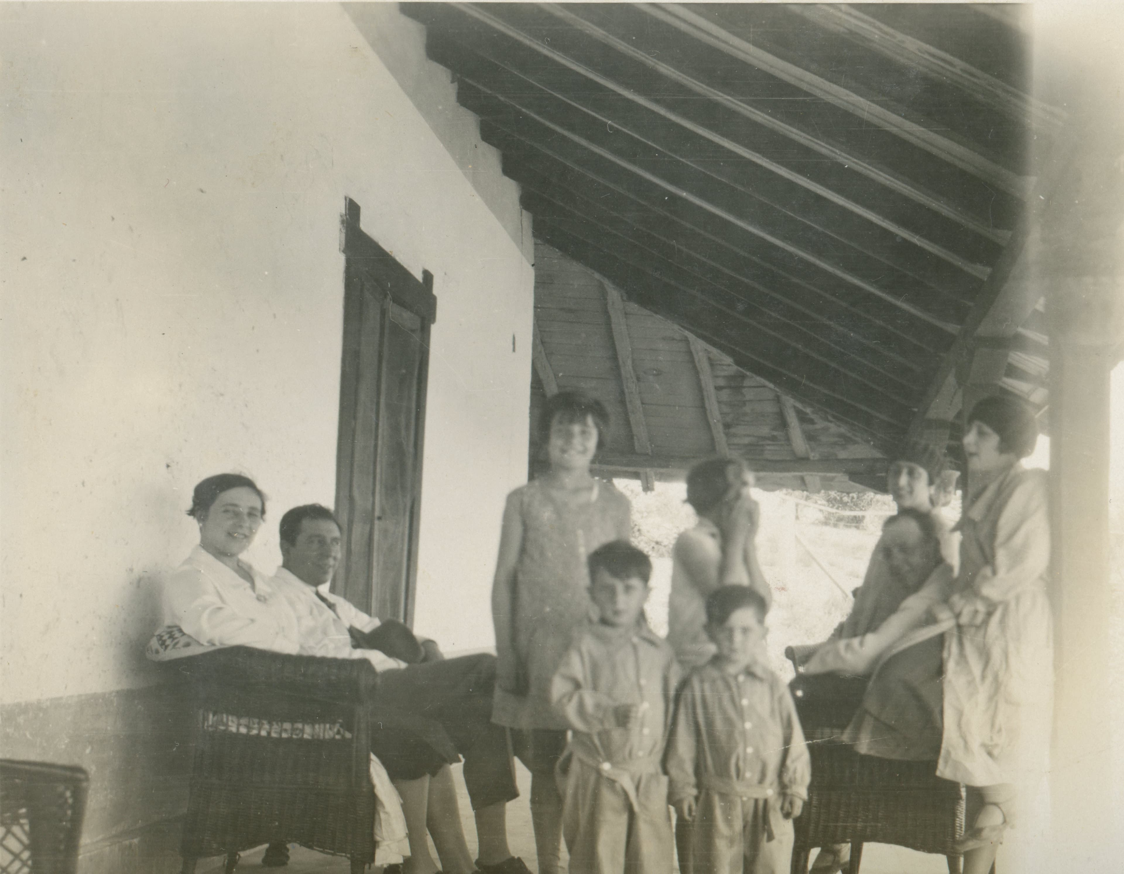 Familia en un corredor, ca. 1920