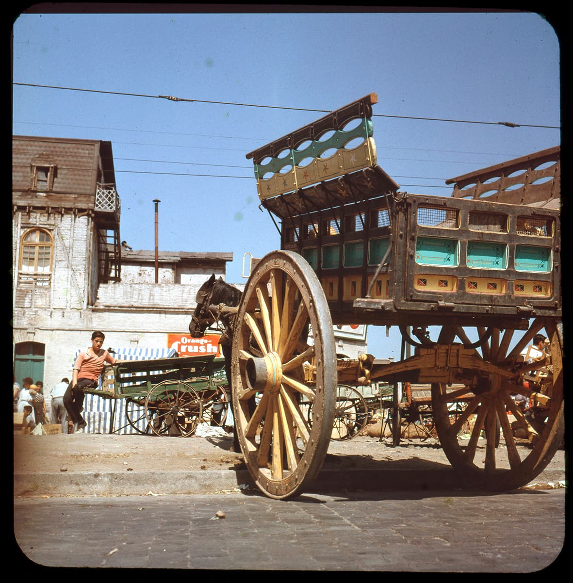 Carretas estacionadas, Recoleta, Región Metropolitana, Chile, 1950 - 1965