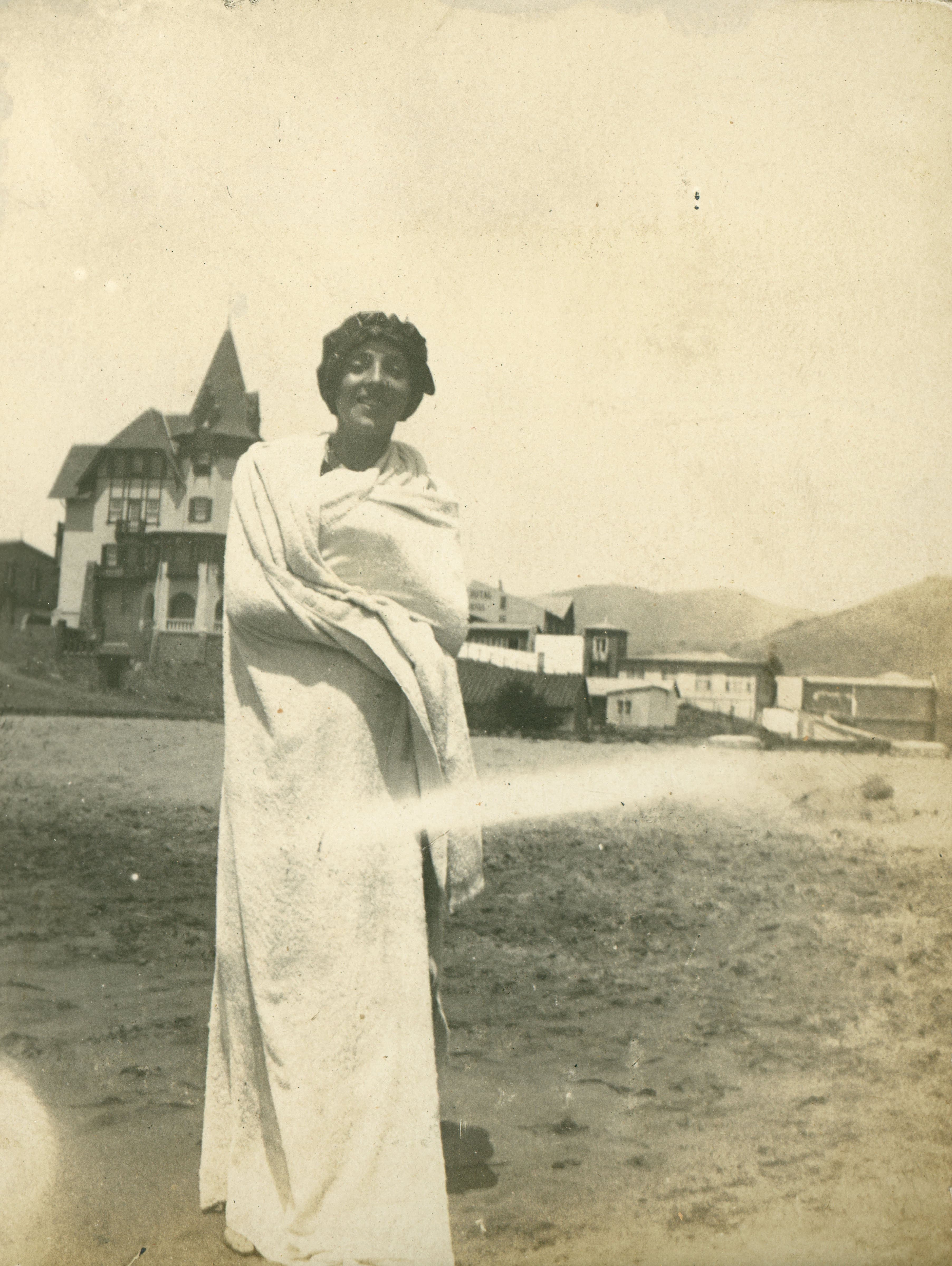 Mujer en Playa de Papudo, Febrero de 1915