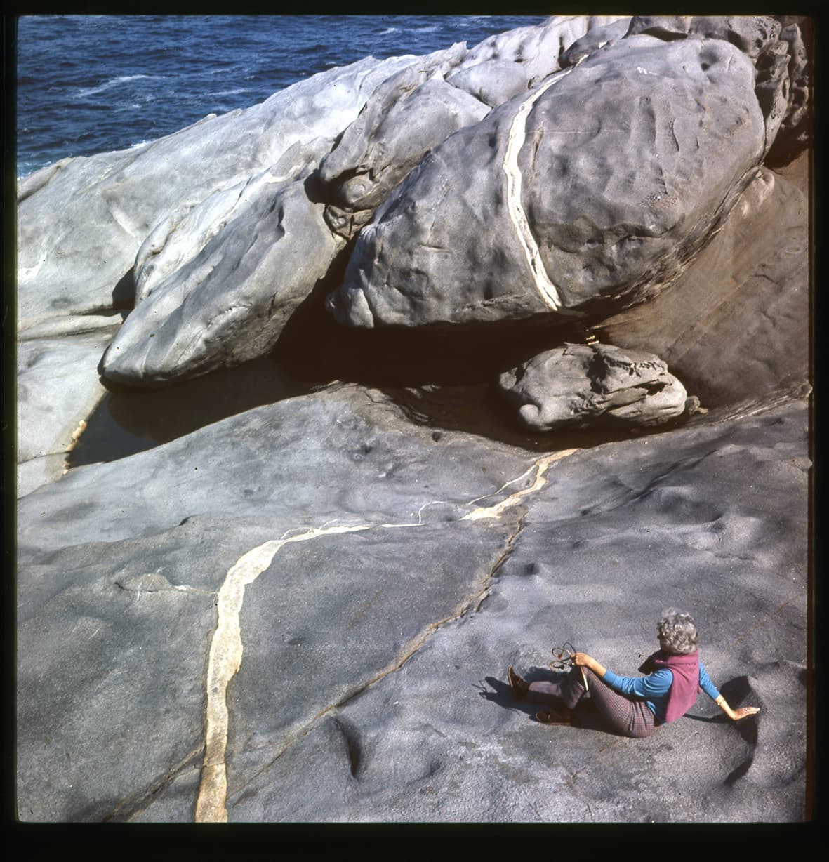 Mujer sobre gran roca, Chile, 1950 - 1965
