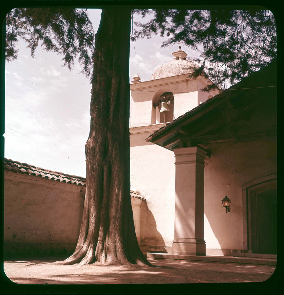 Fachada y campanario de la Iglesia Santa Amelia de Almahue, Pichidegua, Región de O'Higgins, Chile, 1950 - 1965