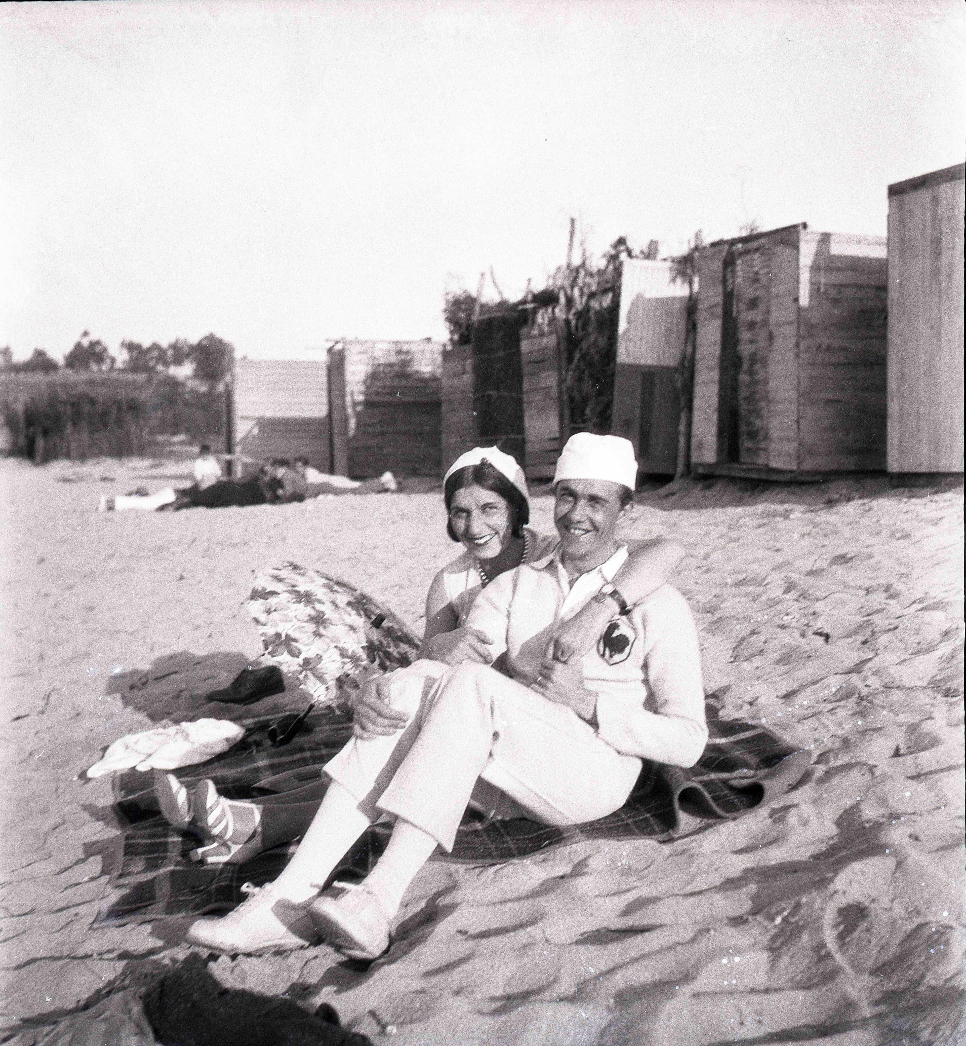 Pareja en playa sin identificar, 1920