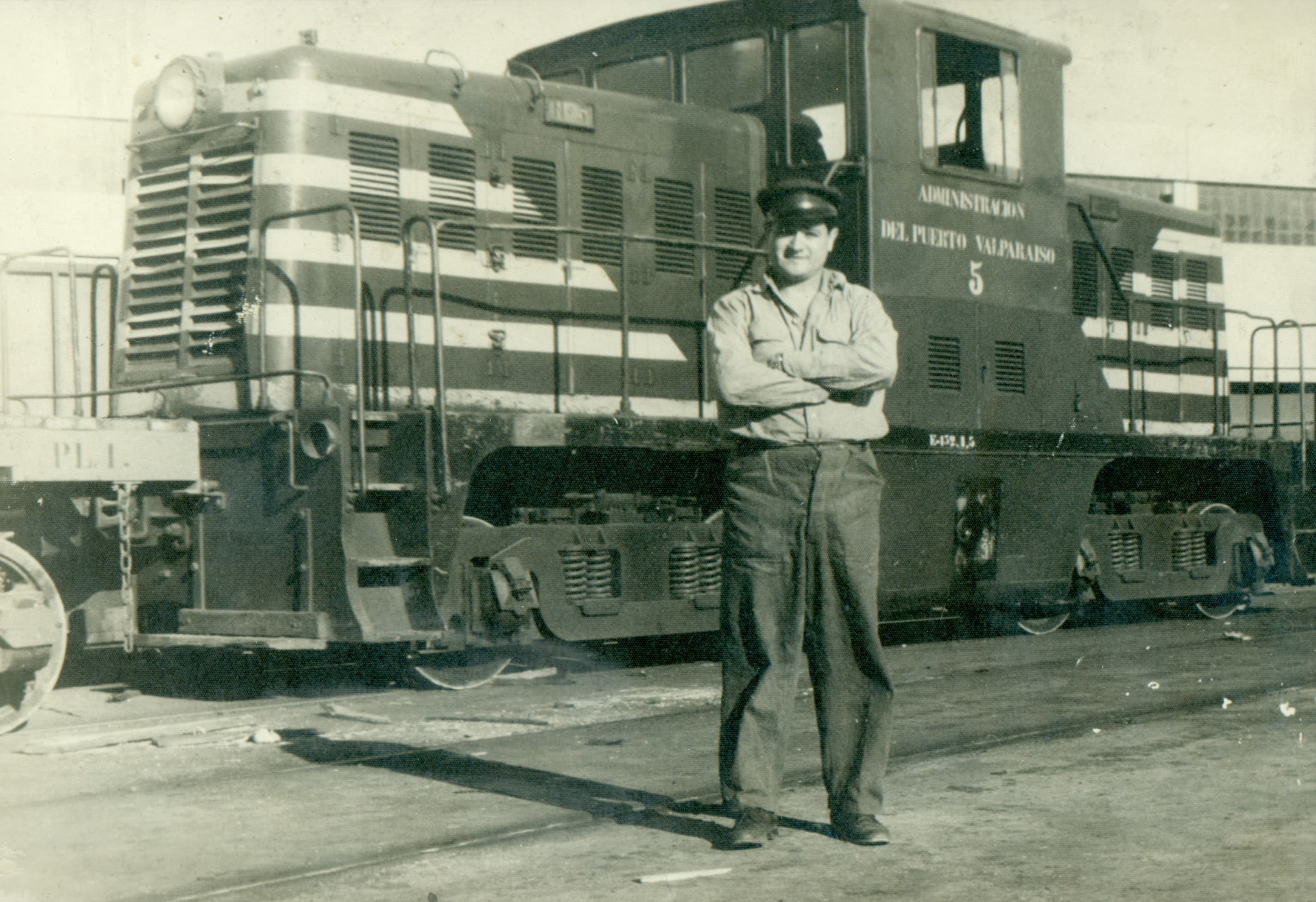 Maquinista frente a la locomotora, 1968