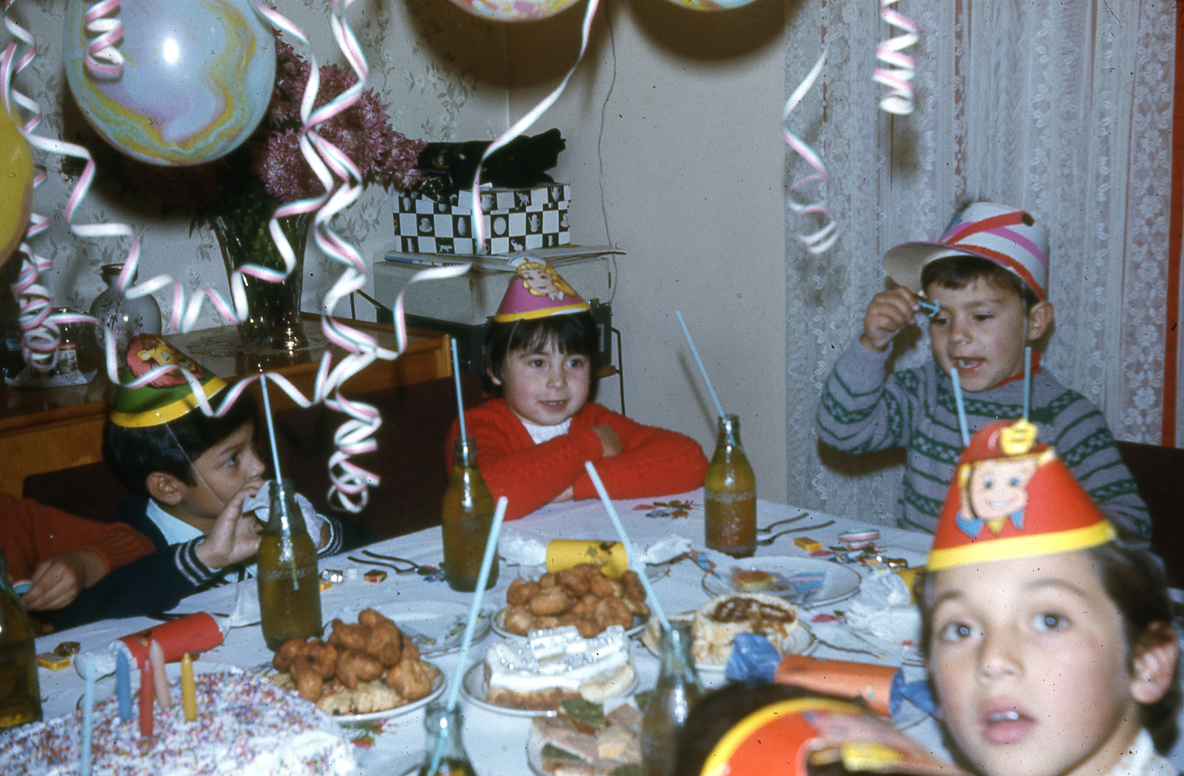 Celebración de cumpleaños, ca. 1965