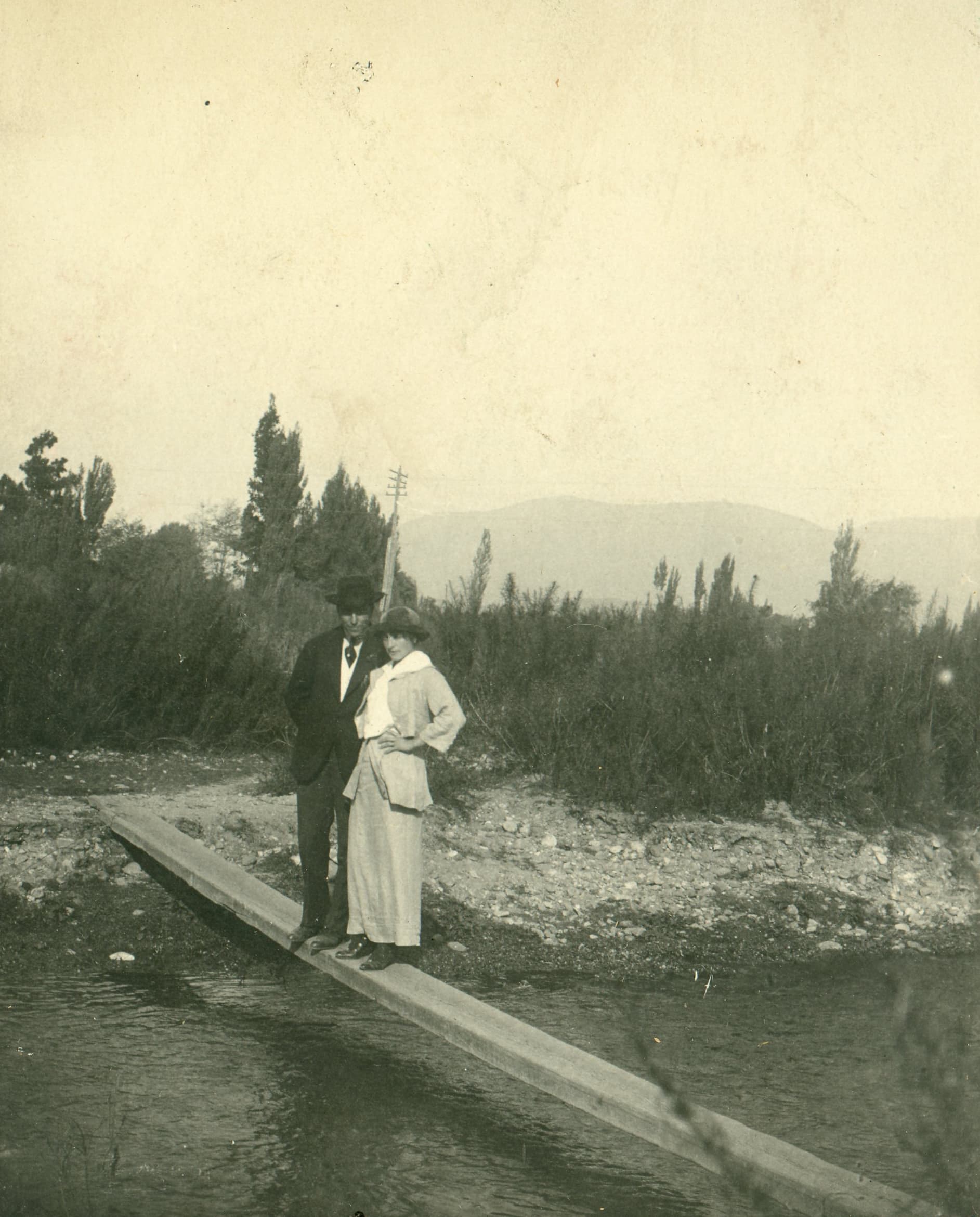 Pareja sobre un tablón de río, Limache, Marzo 1915