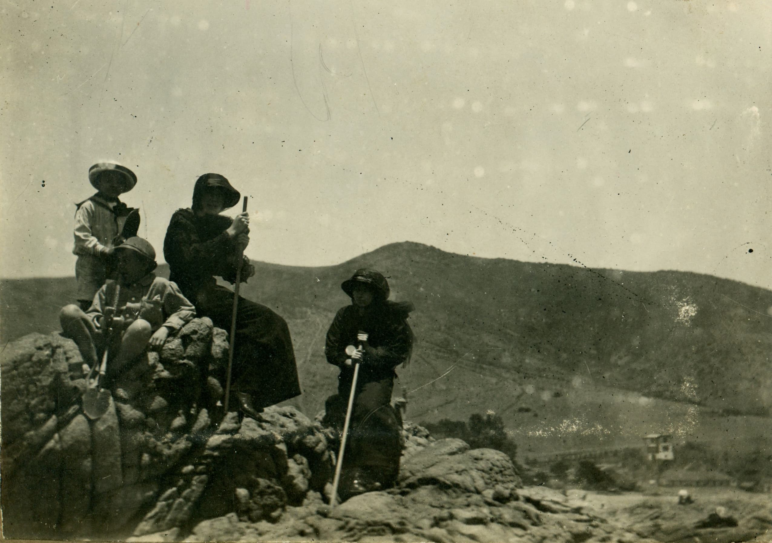 Personas en rocas de Papudo, Enero de 1914