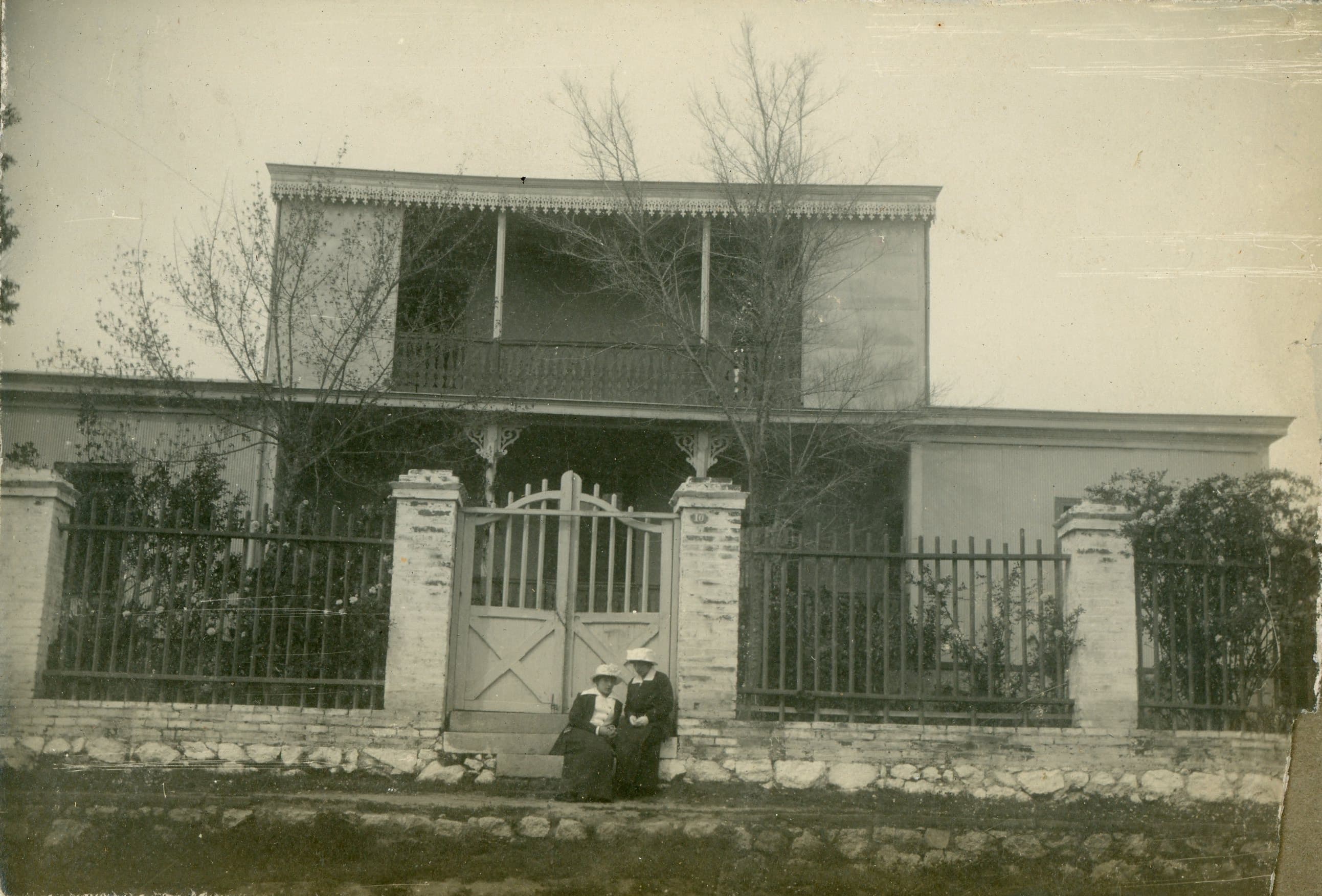 Mujeres frente a casa en Quilpué, Septiembre de 1914