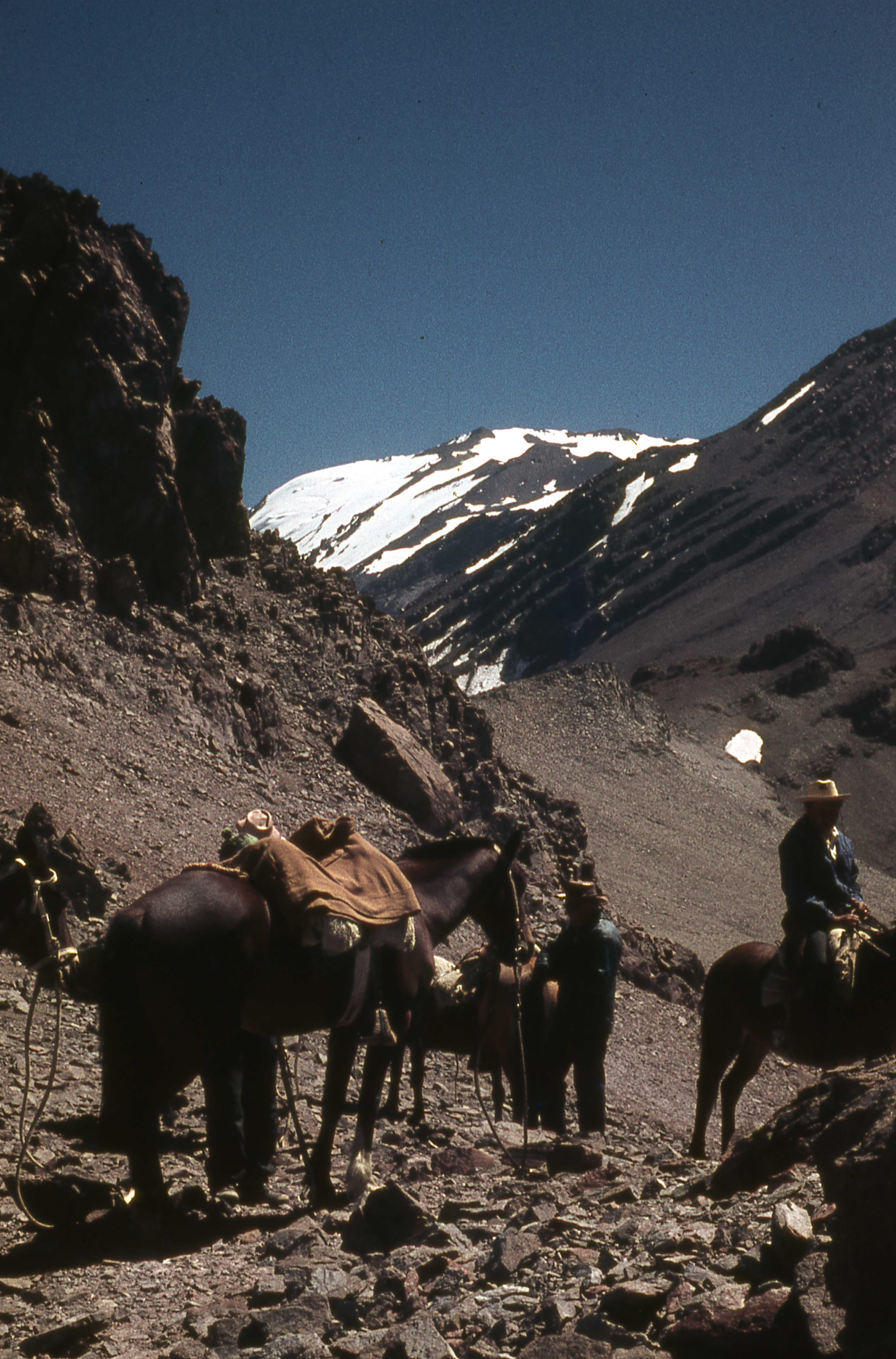 Portezuelo El Cepo al fondo Cerro el Plomo, 1978