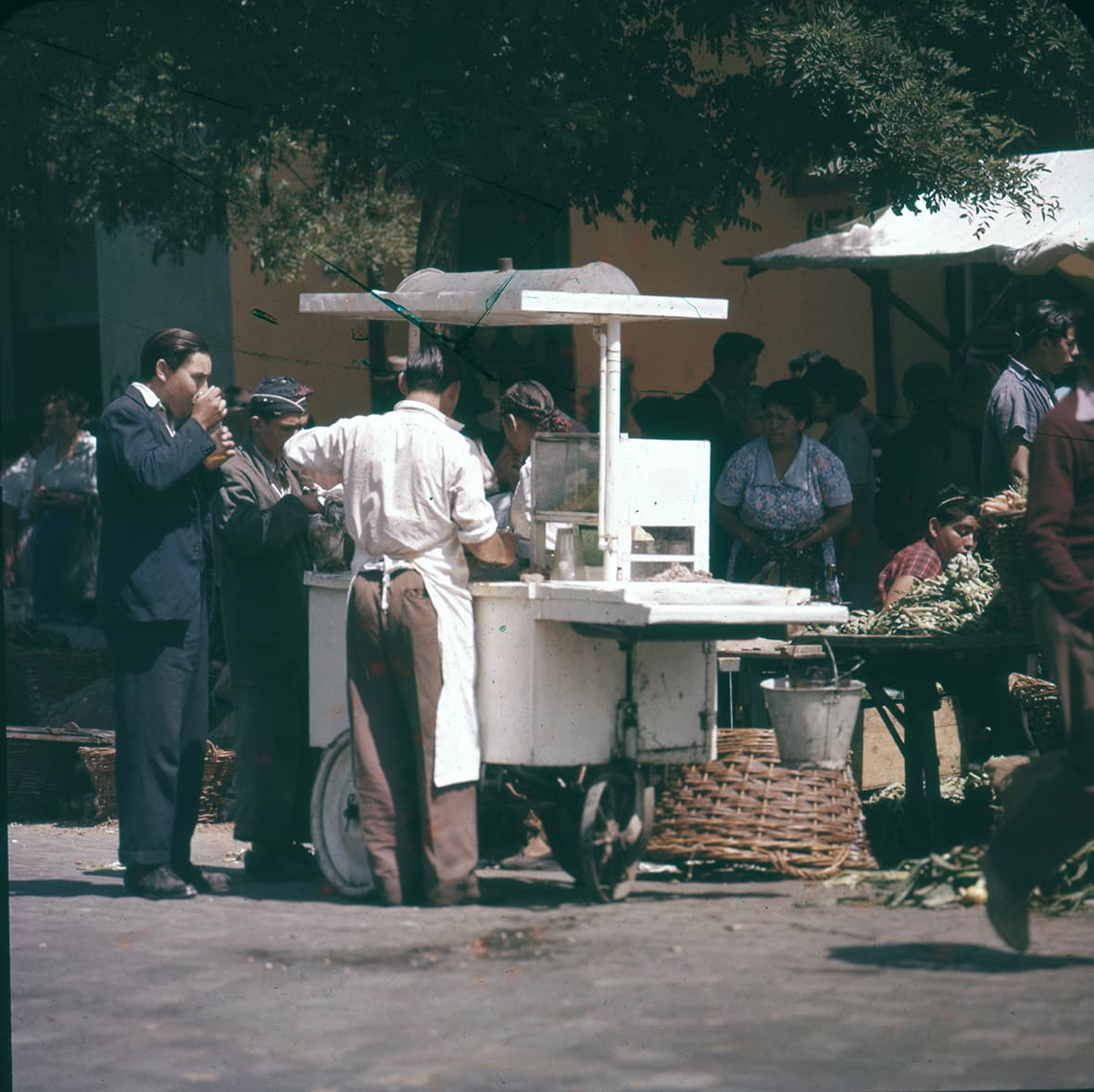 Venta de mote con huesillo, Santiago, Región Metropolitana, Chile, 1950 - 1965
