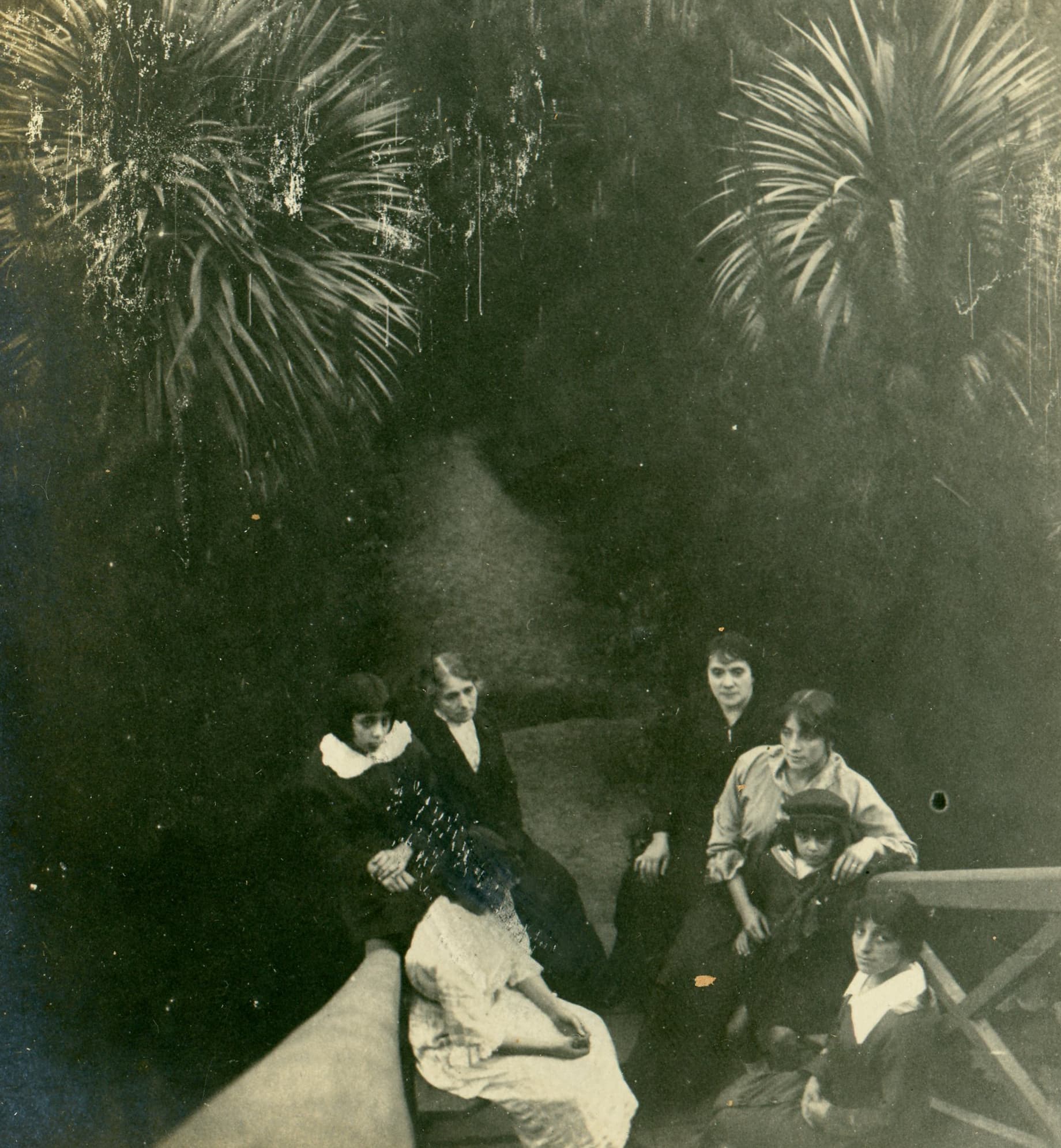 Mujeres en un jardín, Limache, Septiembre de 1915