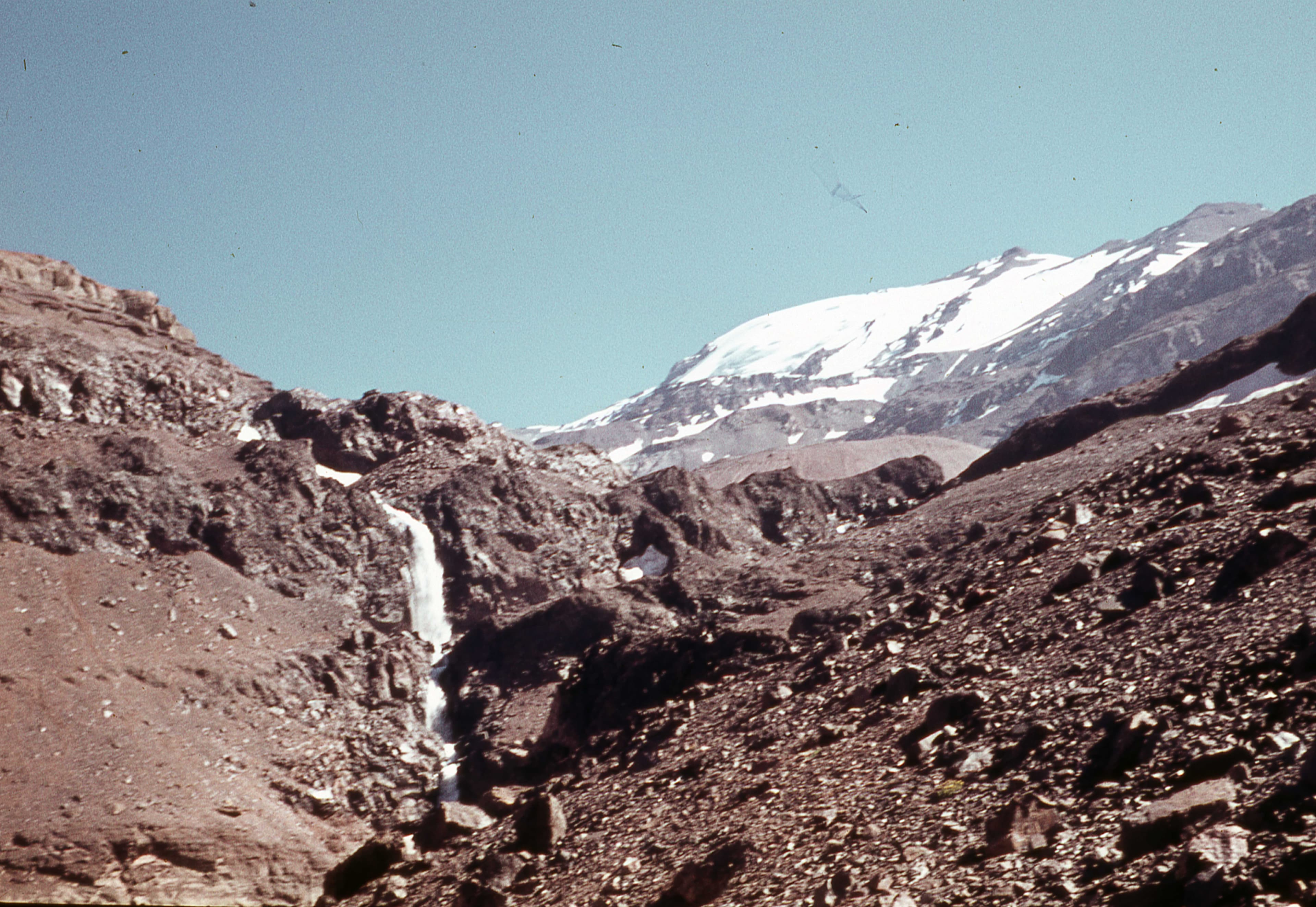 Cascada Cerro Cepo con vista a Cerro el Plomo, 1978
