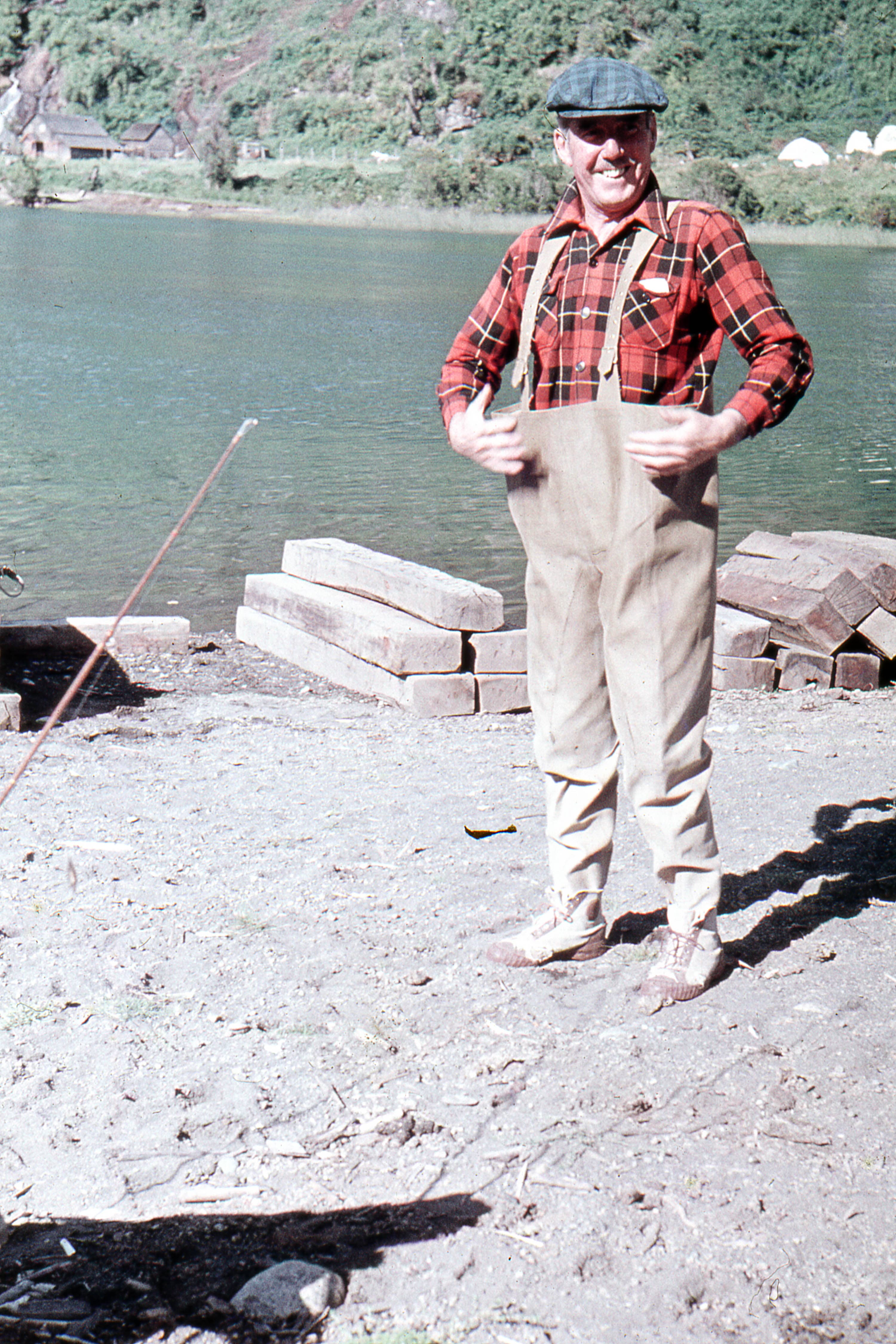 Pescador en el Lago Caburga entre Pucón y Cunco en 1965