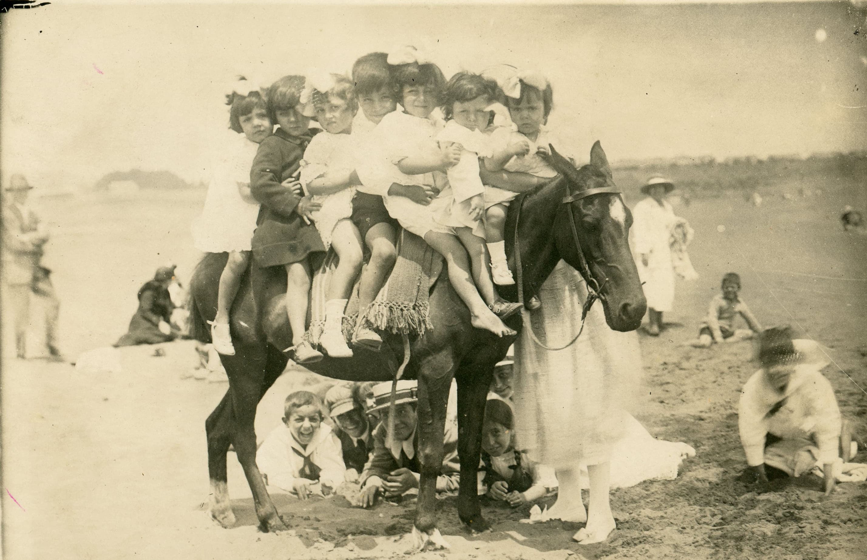 Niños en un caballo, Pichilemu, Febrero de 1922