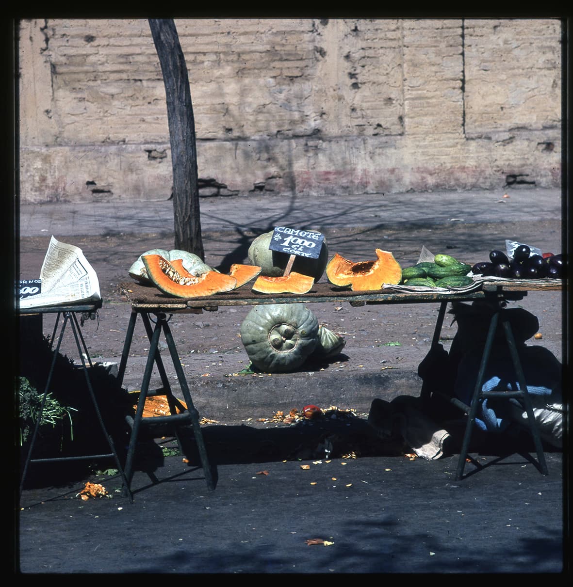 Puesto con zapallo camote trozado, Santiago, Región Metropolitana, Chile, 1950 -1965