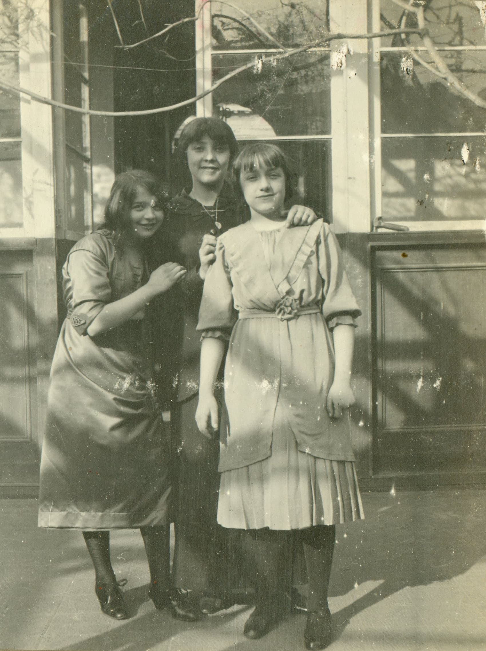 Jóvenes en una casa en Santiago, Octubre, 1914
