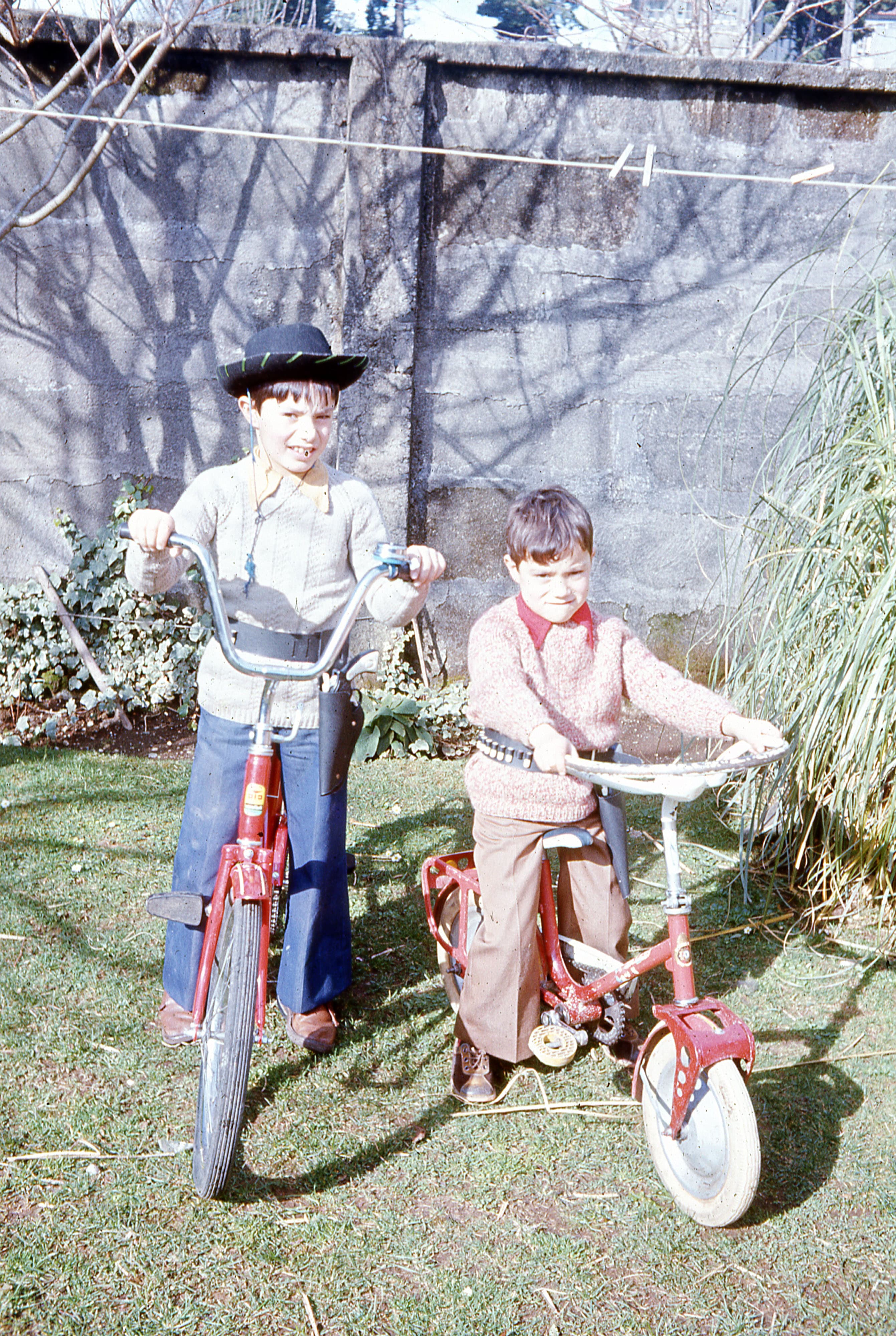 Niños en bicicletas, ca. 1965