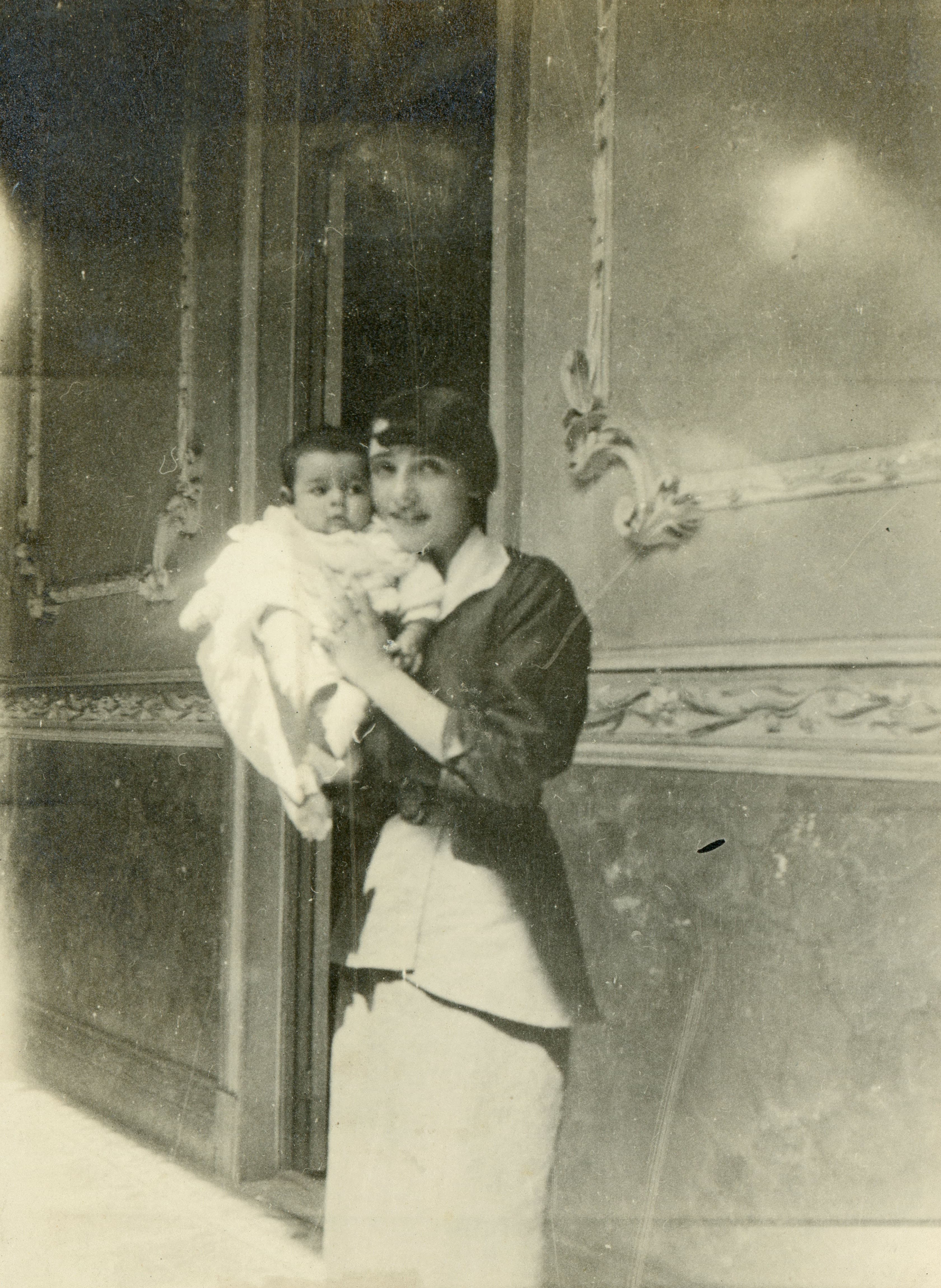 Mujer y bebé en Santiago, 1915
