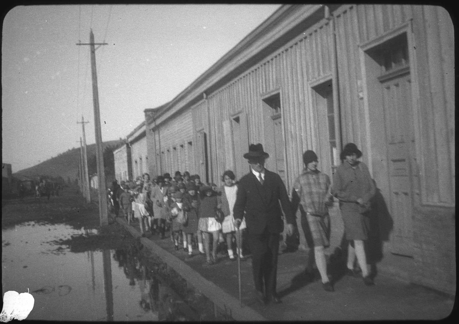Grupo de personas en una calle, Araucanía, 1928