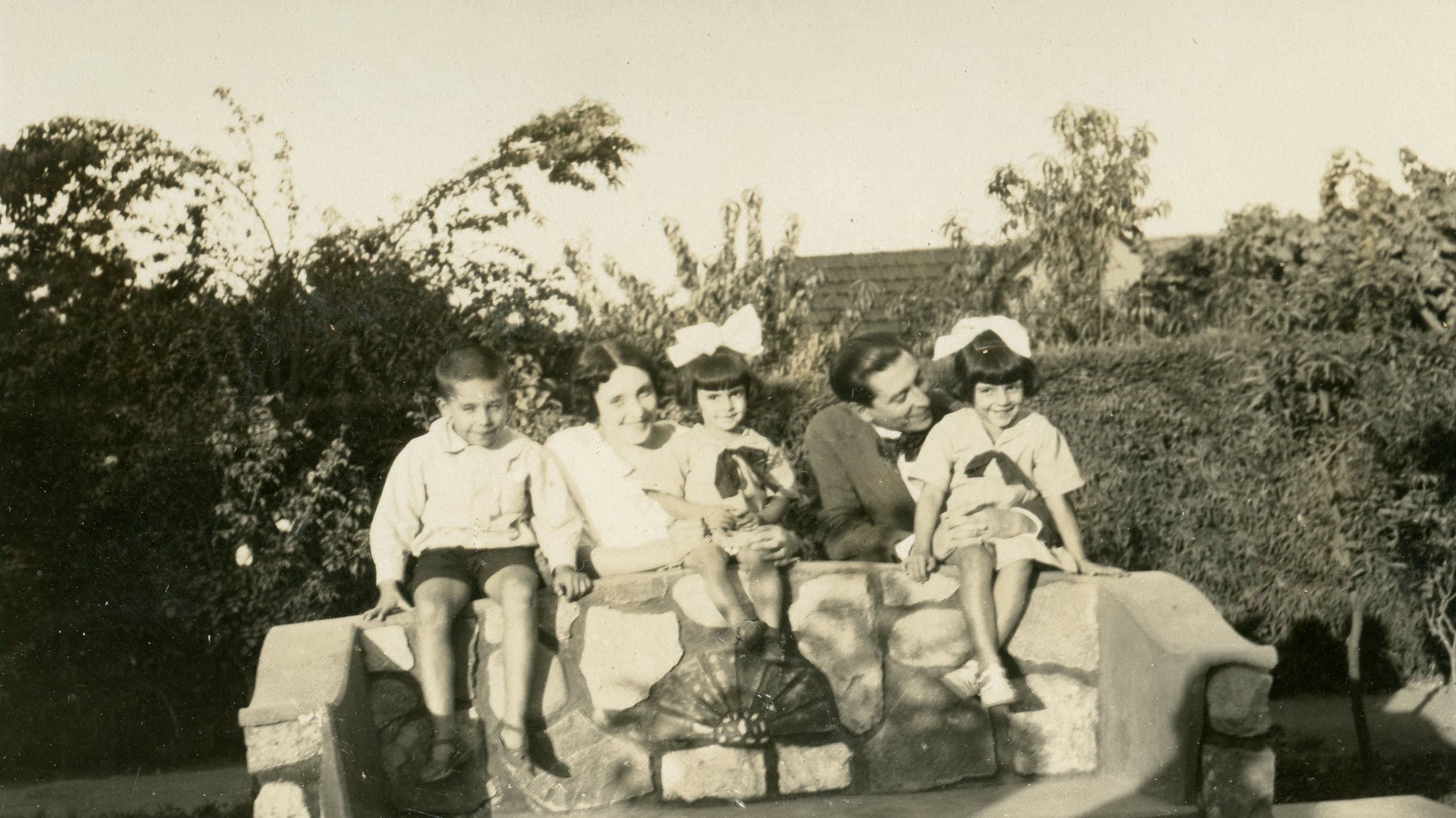 Familia en casa ubicada en Miguel Claro 584, Providencia, Enero de 1923