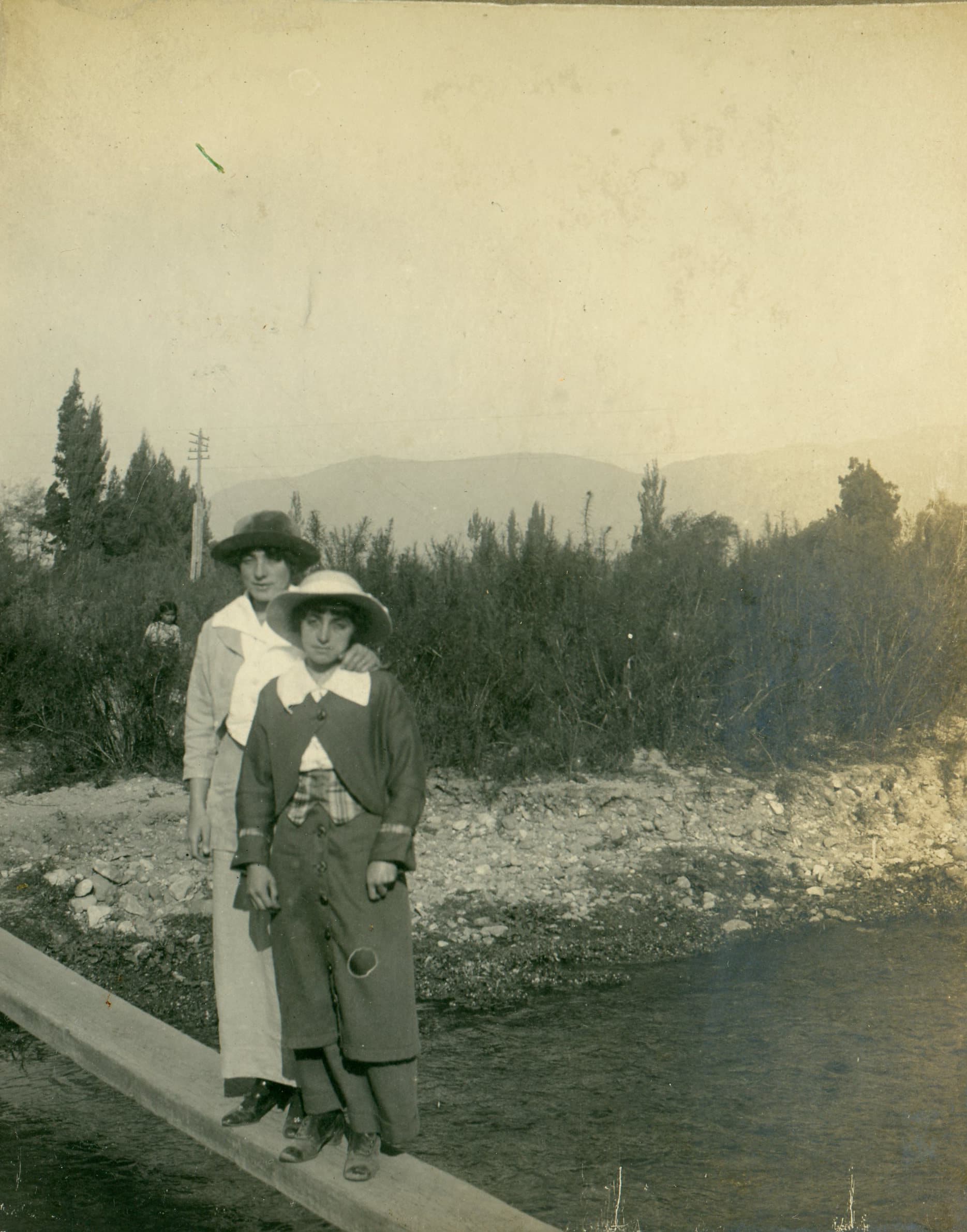 Mujer y niña sobre un tablón de río, Limache, Marzo de 1915