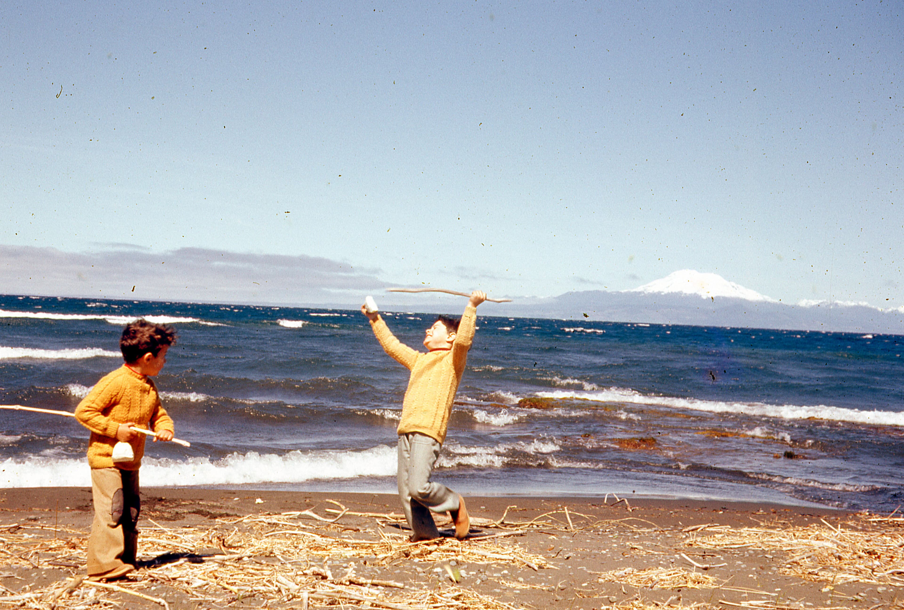 Niños en Lago Llanquihue, Volcán Calbuco, ca. 1965