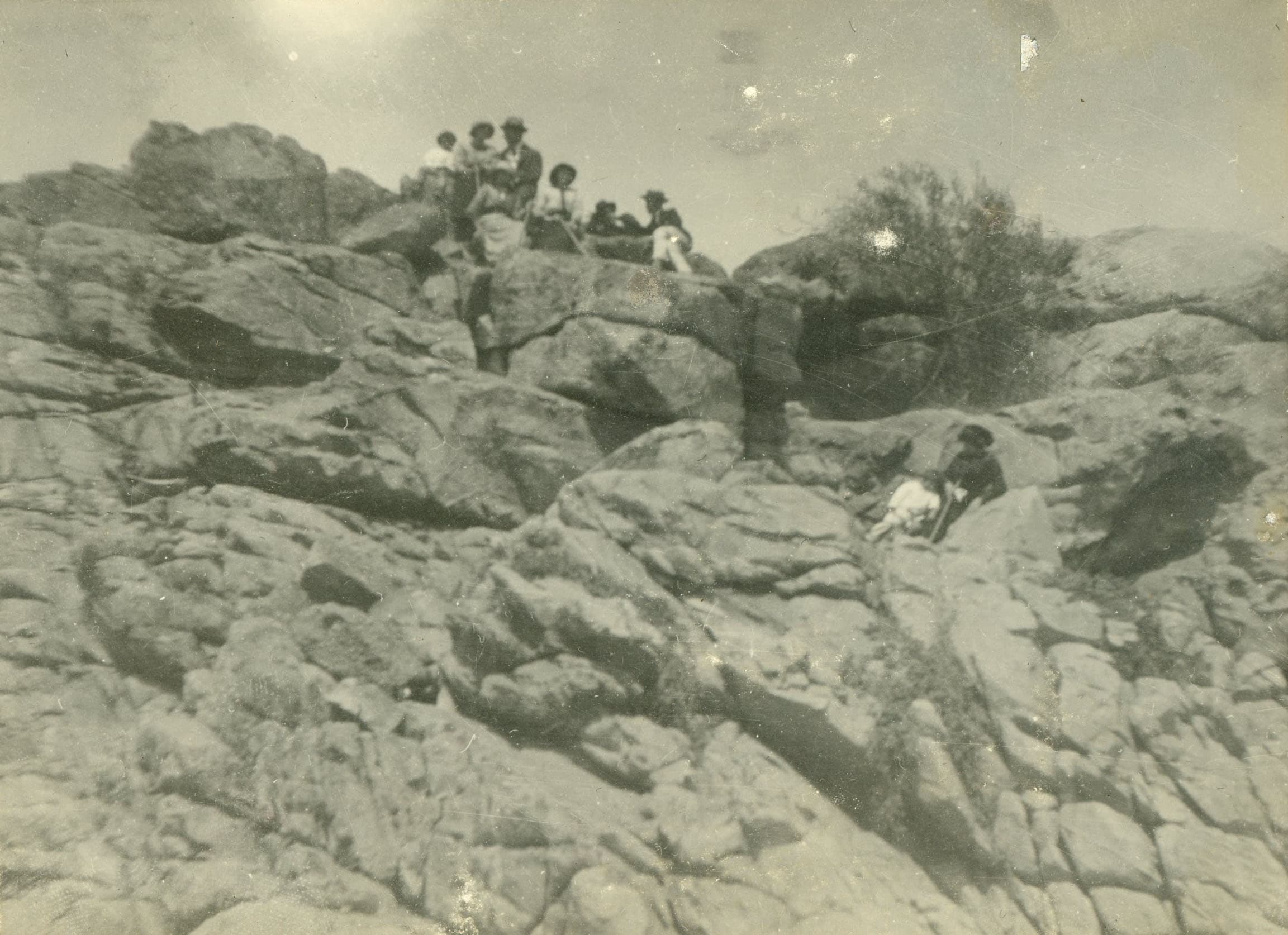 Personas en las rocas de Papudo, Febrero de 1914
