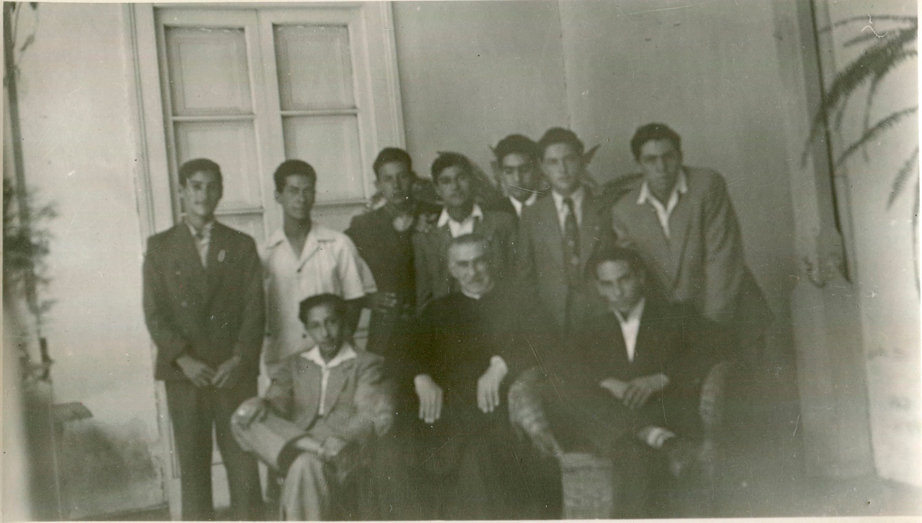 Grupo de Hombres, sin lugar, ca. 1950
