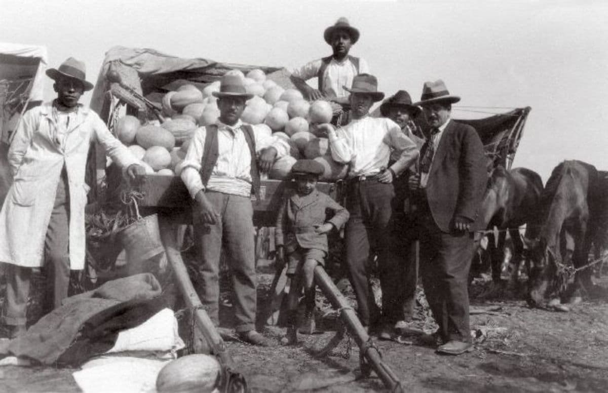 Santiago, vendedores de melón en el mercado, 1930