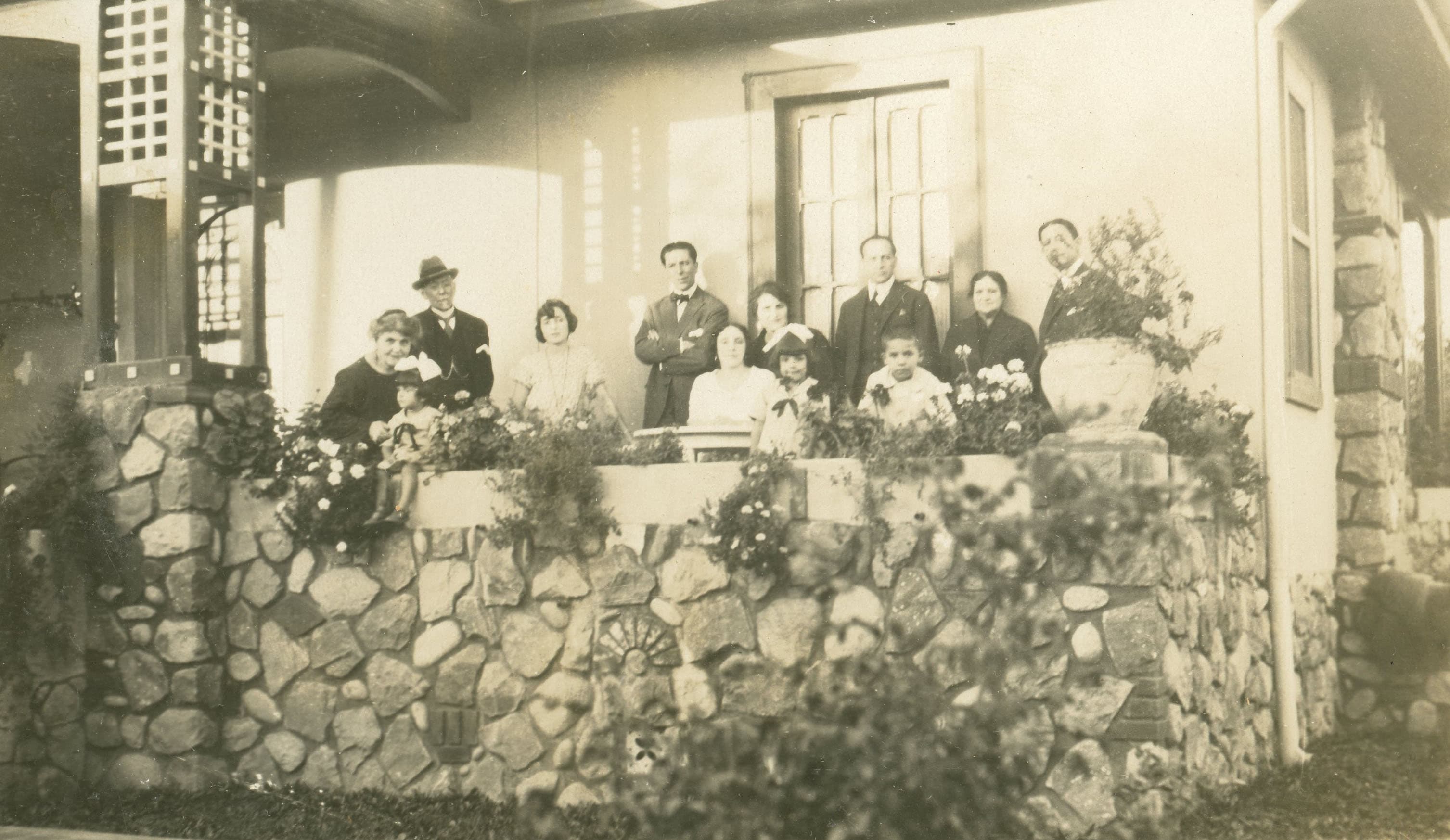 Grupo de personas en Providencia, casa en Miguel Claro 584, Enero 1923