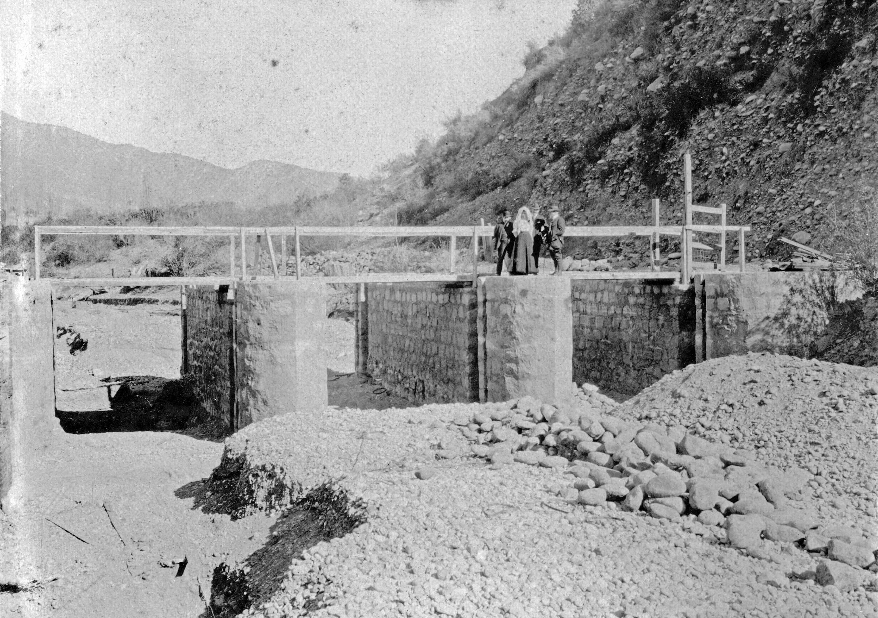 Grupo sobre construcción de un puente, ca. 1900