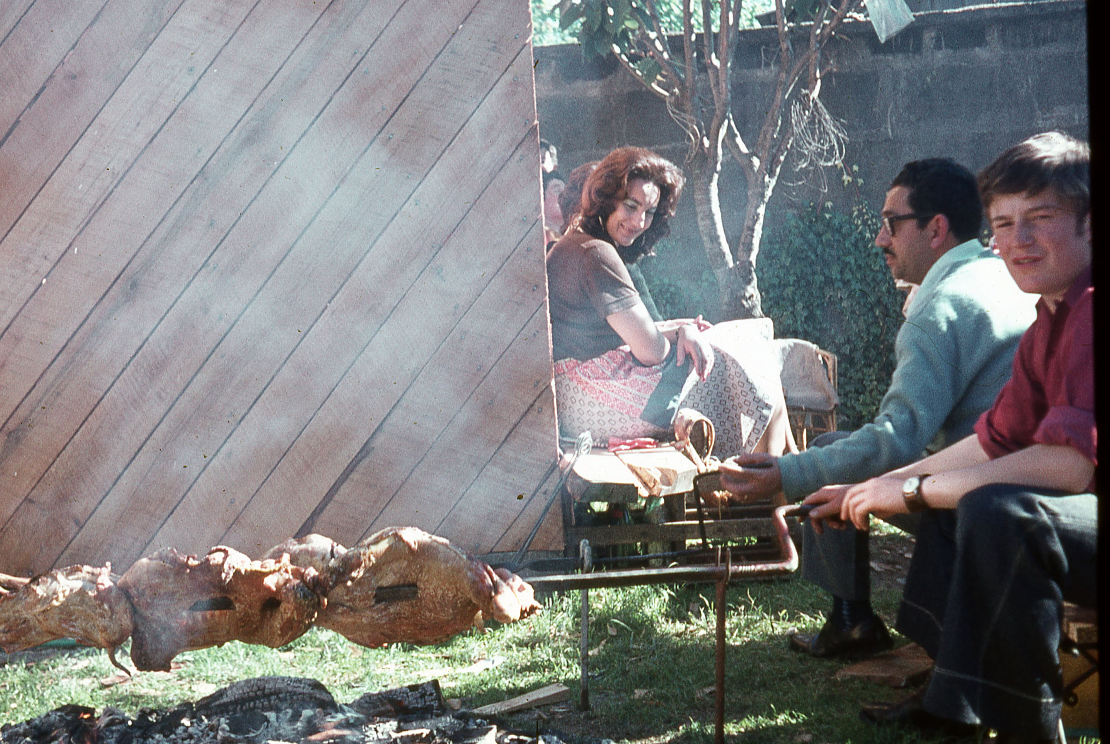 Asado a la espada en un jardín, ca. 1965