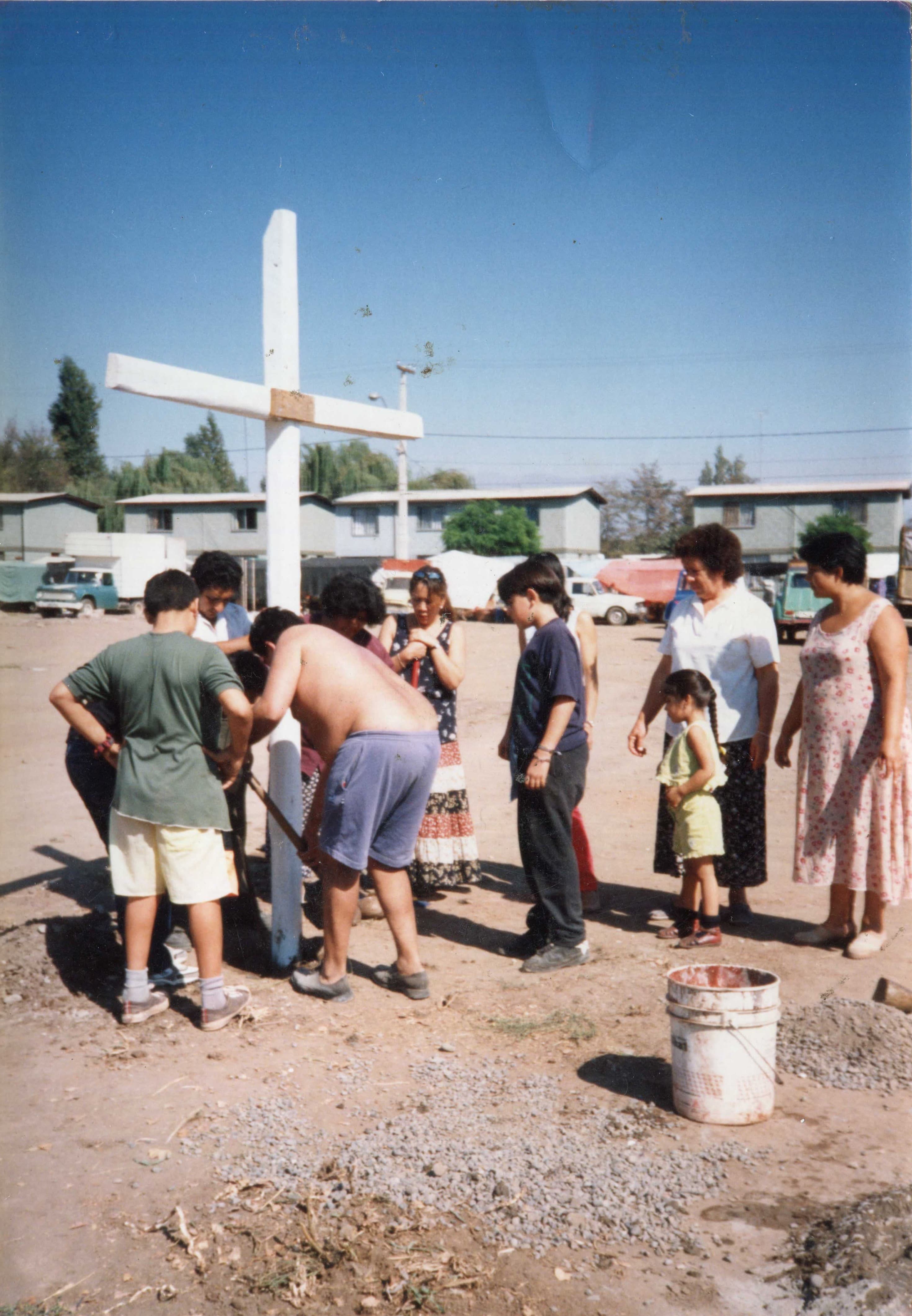 Instalación de la Cruz en Quilicura, 1996