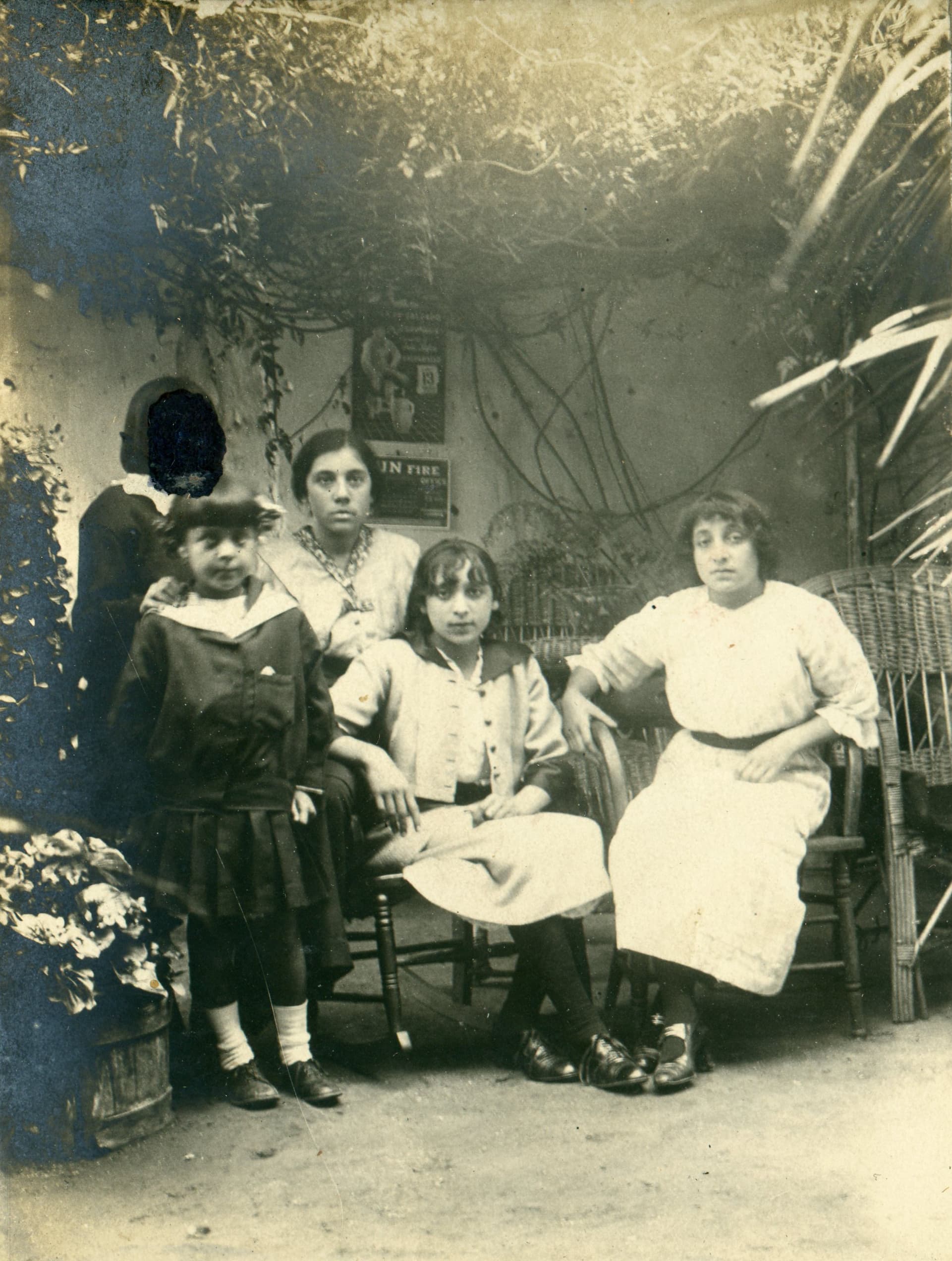 Mujeres en un patio, Limache, Marzo de 1915