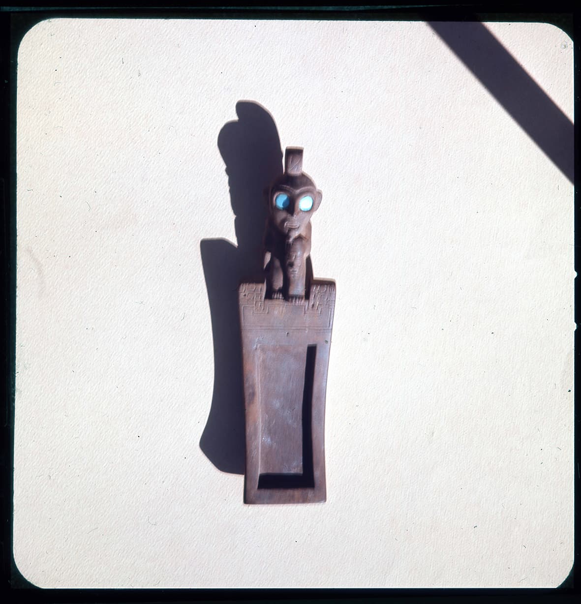 Tablilla de rapé tallada con turquesa, Región de Atacama, Chile, 1950 - 1965