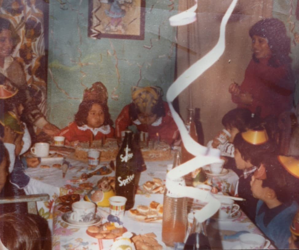 Cumpleaños de dos hermanas en los años 80