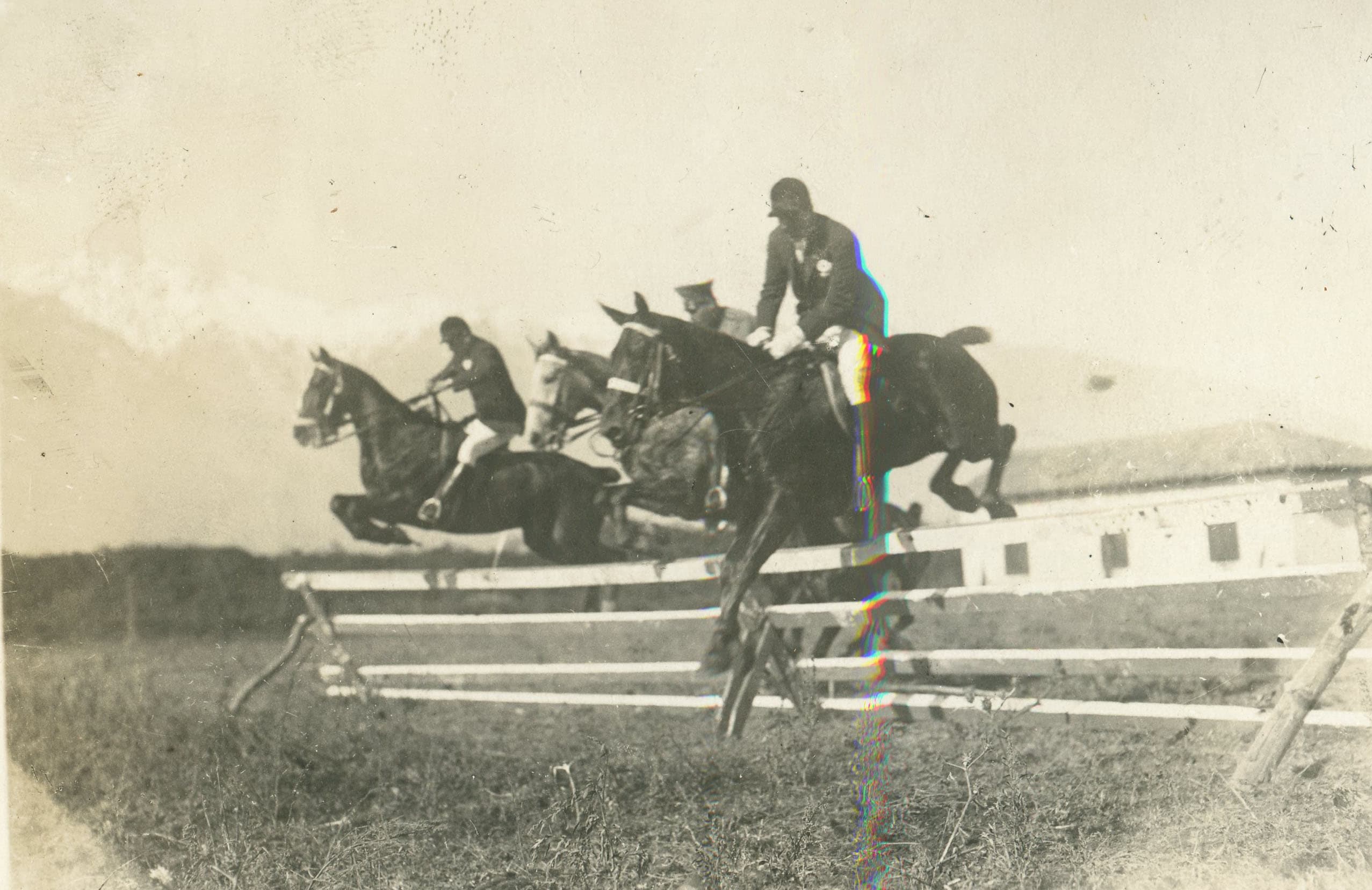 Equitación en lugar desconocido, ca. 1920