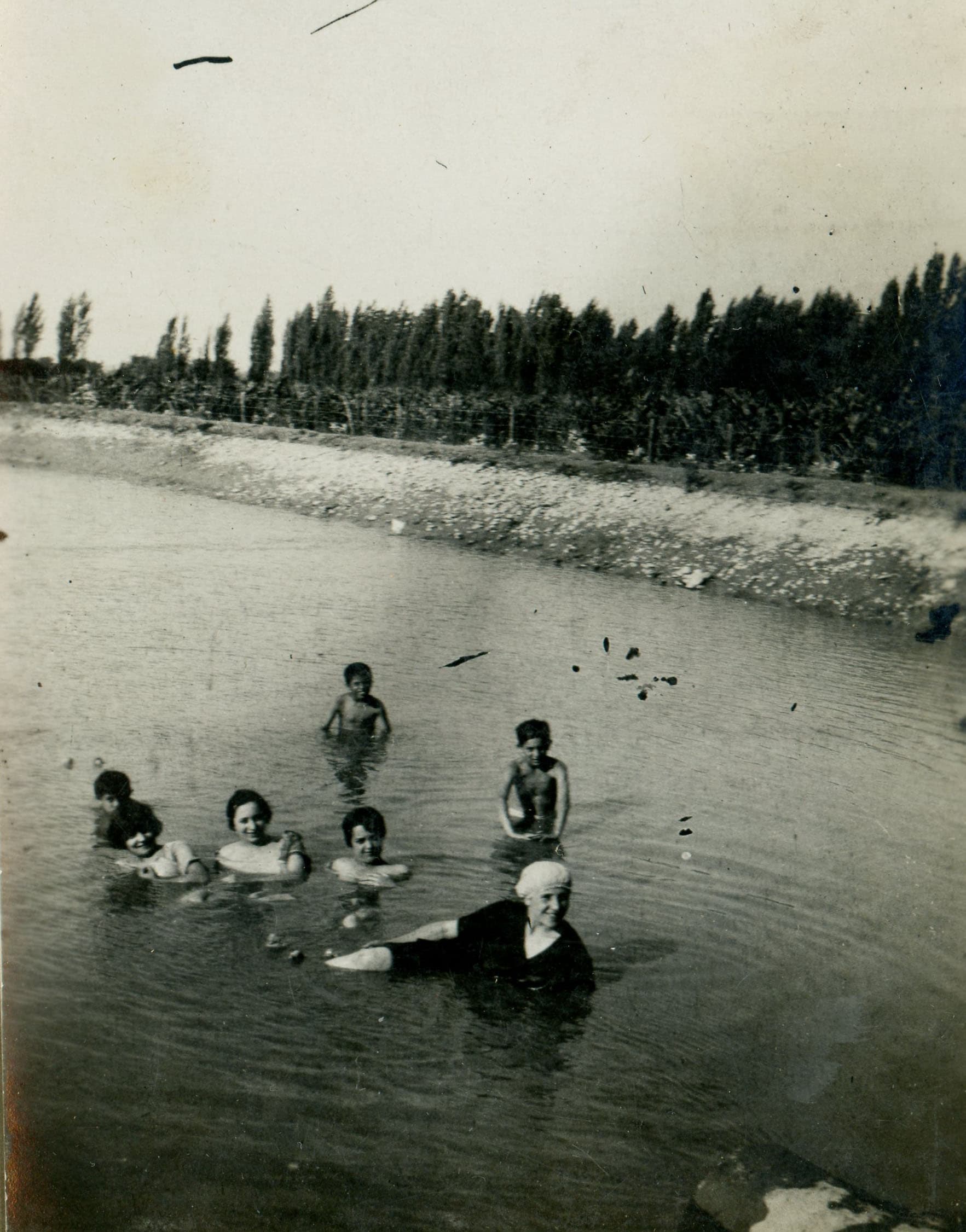 Familia bañándose, lugar desconocido, ca. 1920