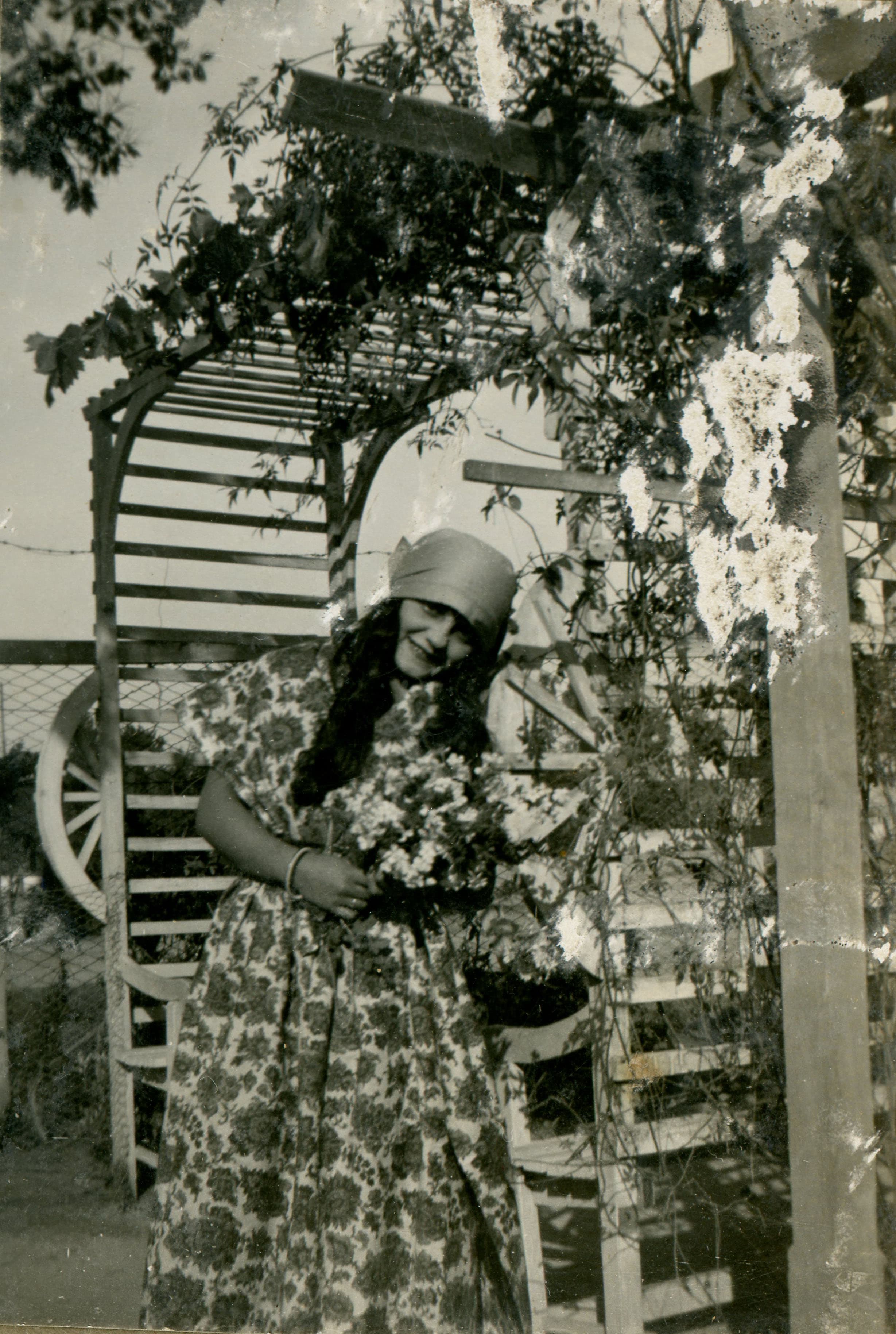 Mujer en Jardín en Providencia, ca. 1920