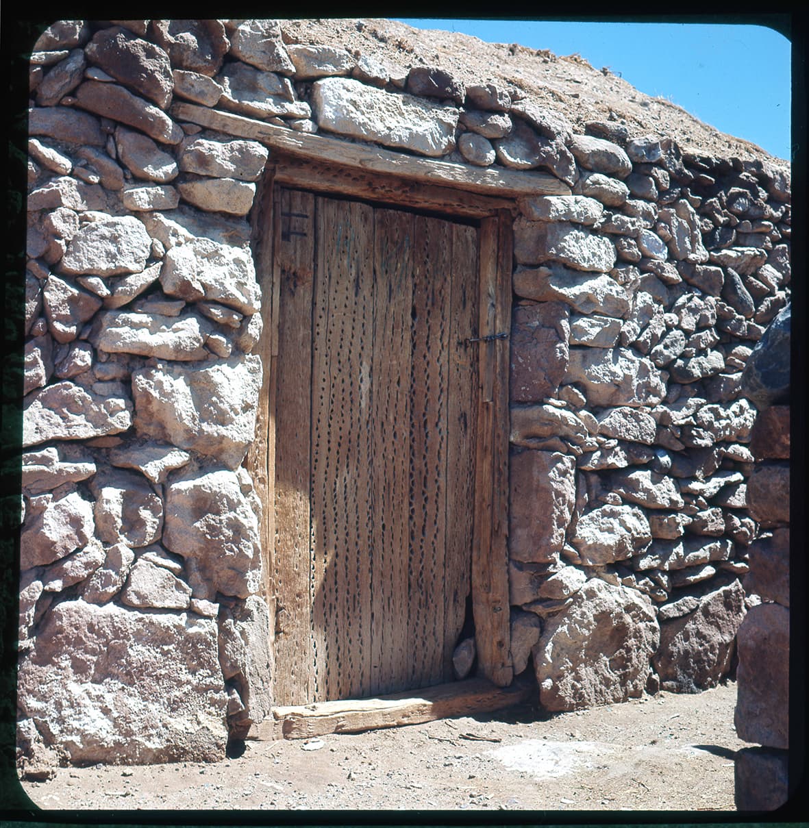 Fachada y puerta de una casa, Toconao, Región de Atacama, Chile, 1950 - 1965