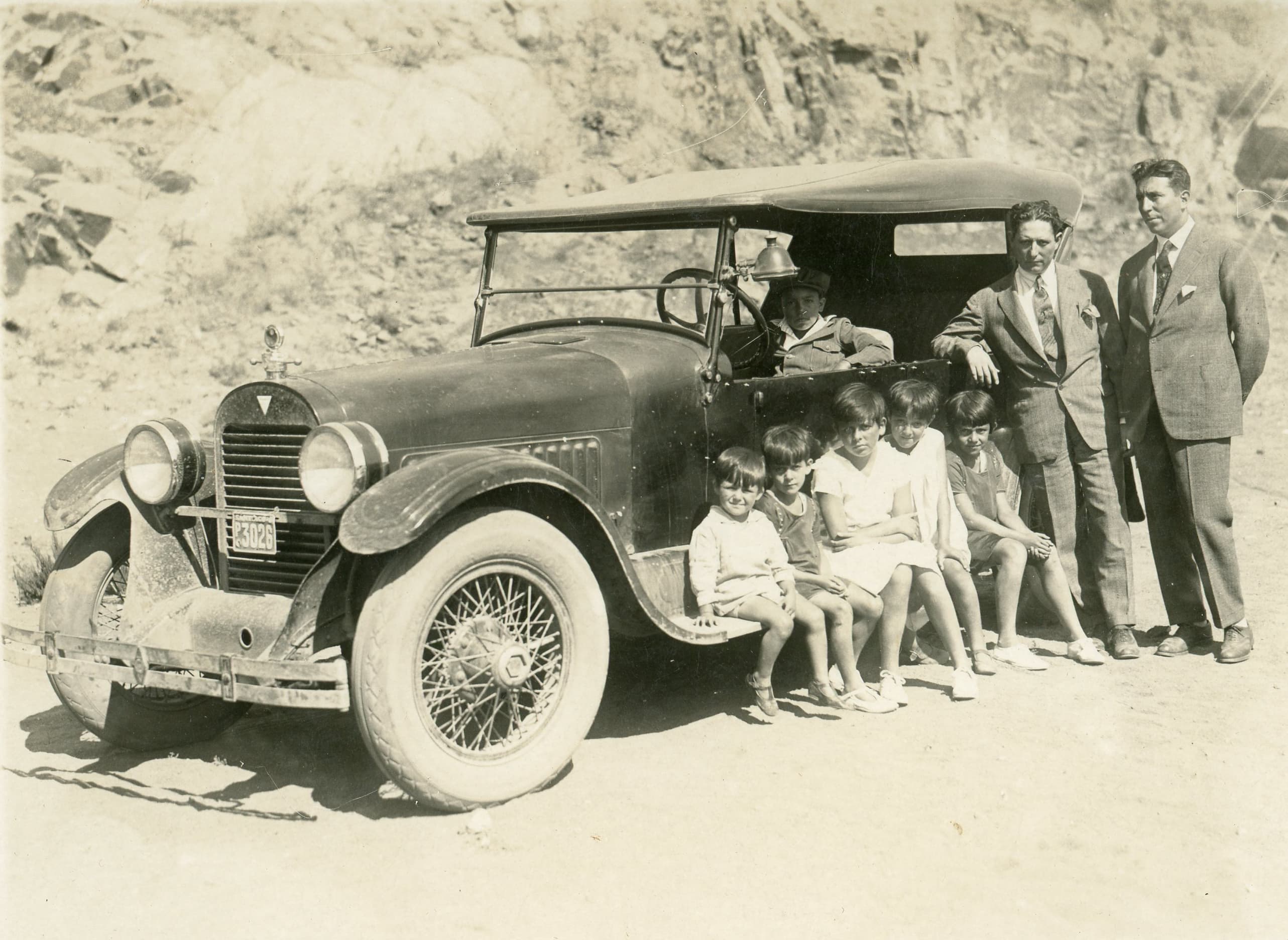 Familia y un automóvil, ca. 1925