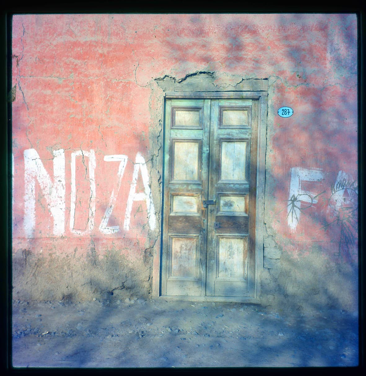 Puerta y casa de adobe, Chile, 1960 - 1965