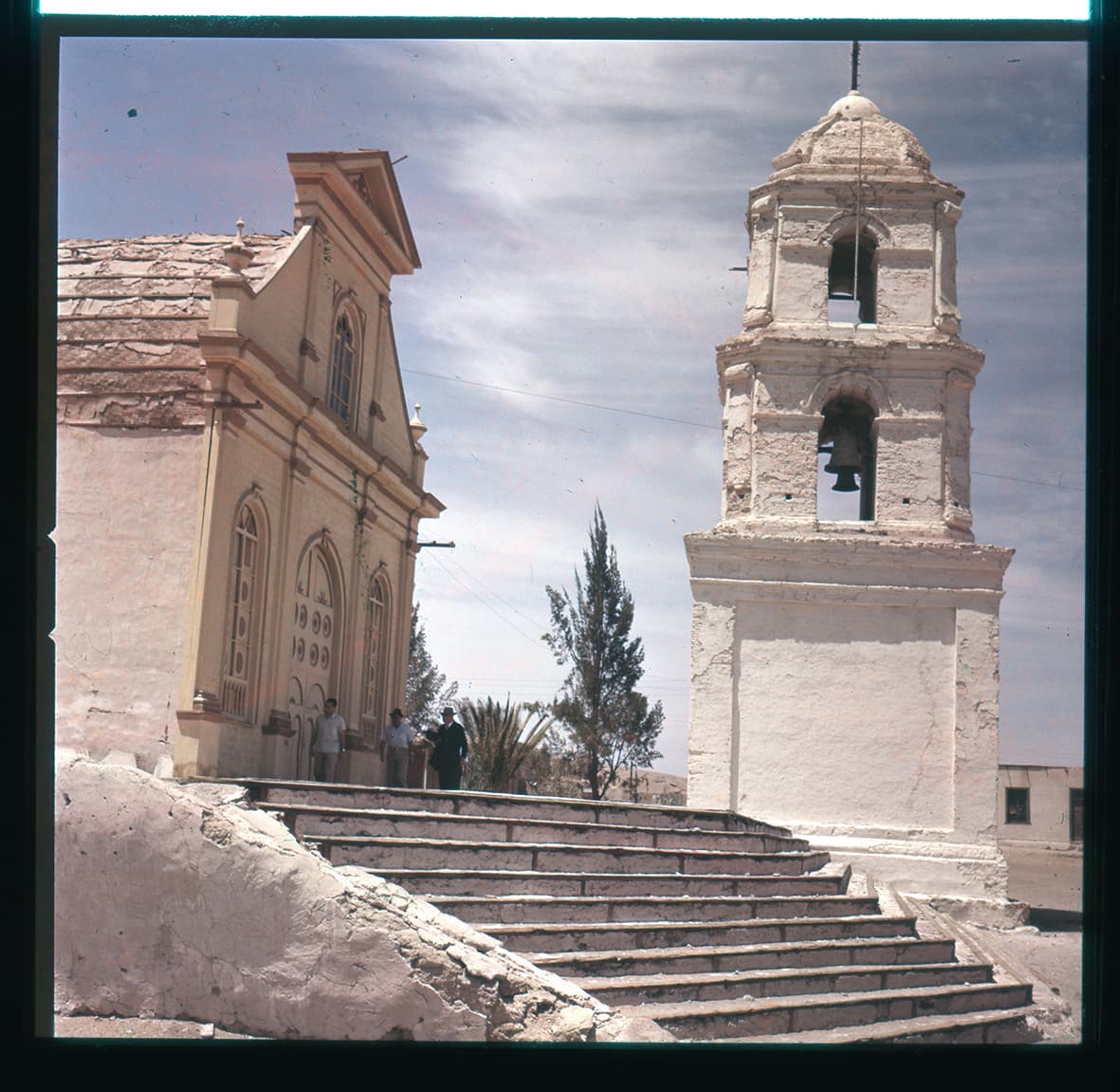 Campanario y frontis de la iglesia San Antonio, Matilla, Región de Tarapacá, Chile, 1950 - 1965
