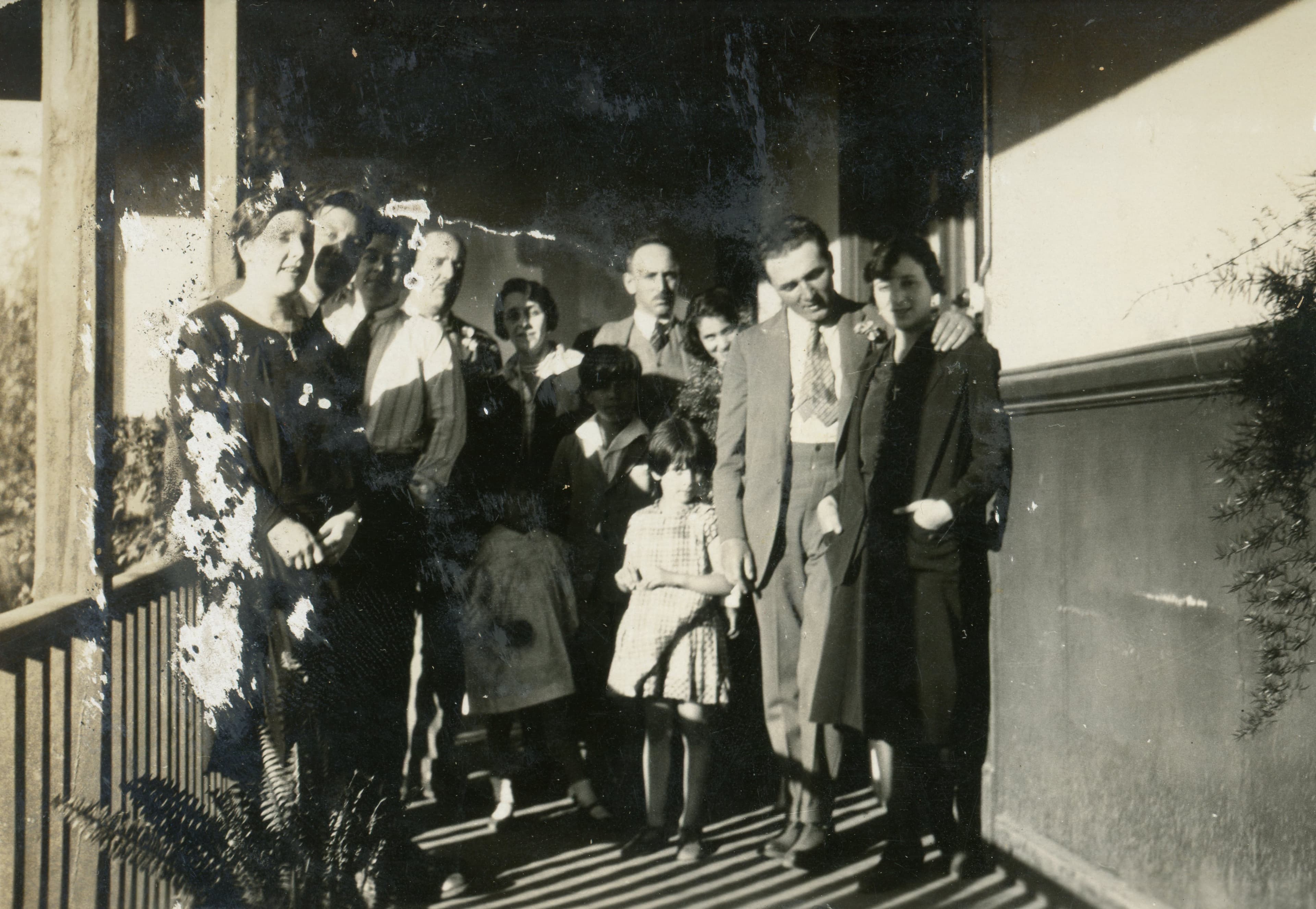 Retrato familiar en un corredor, ca. 1920